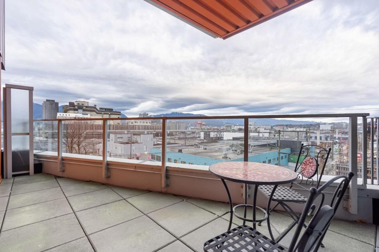 Spacious 2 Bedroom Downtown With Mountain Views