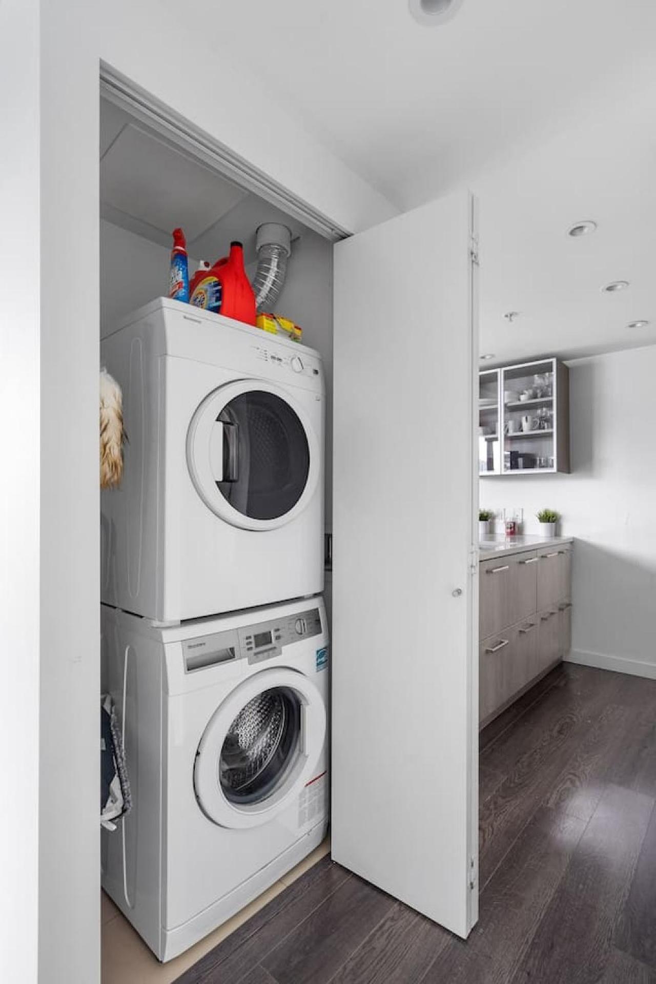 Spacious 2 Bedroom Downtown With Mountain Views