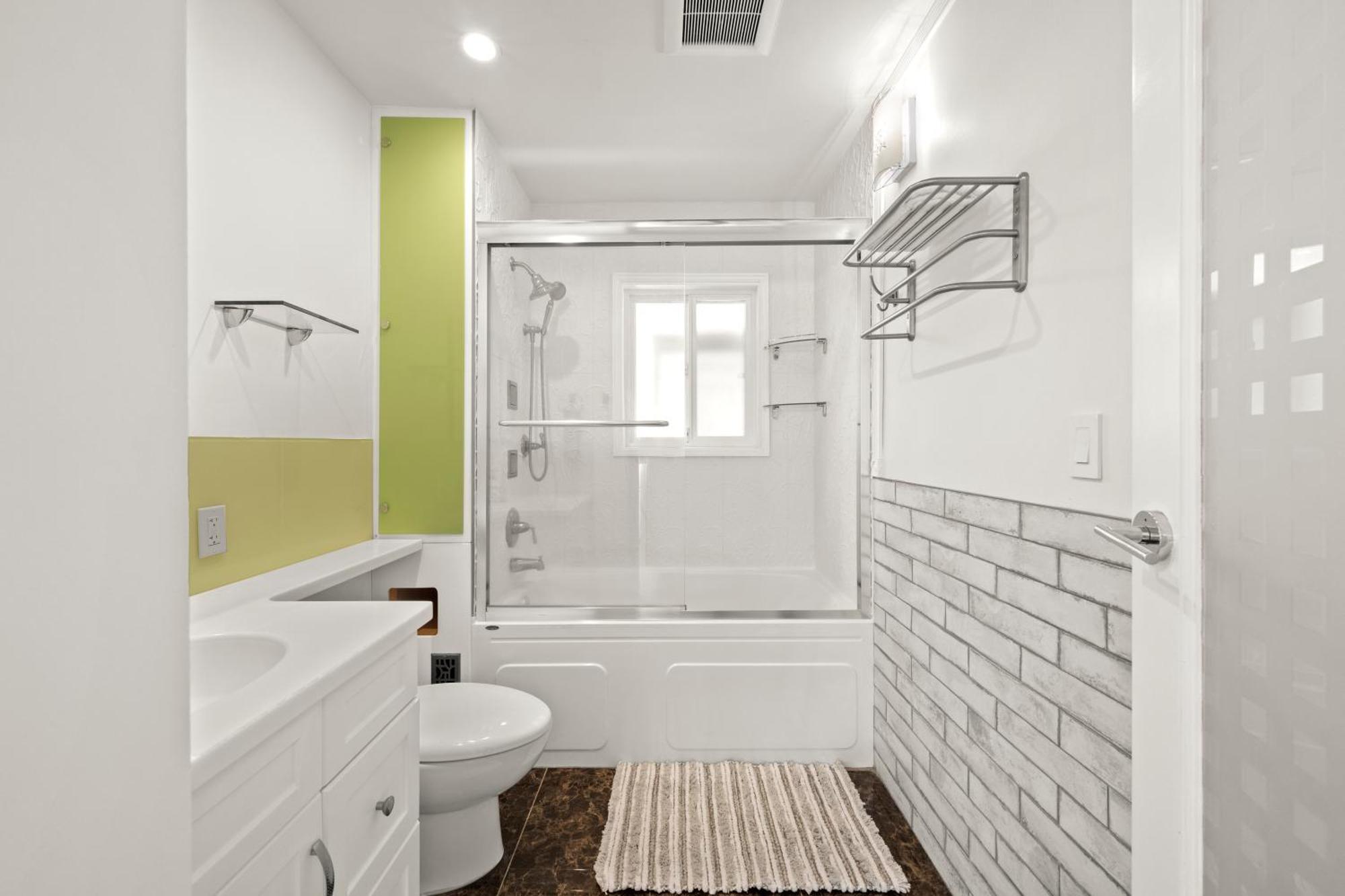 Cozy 3br Retreat 2 Free Parking Ac King Bd Homestay