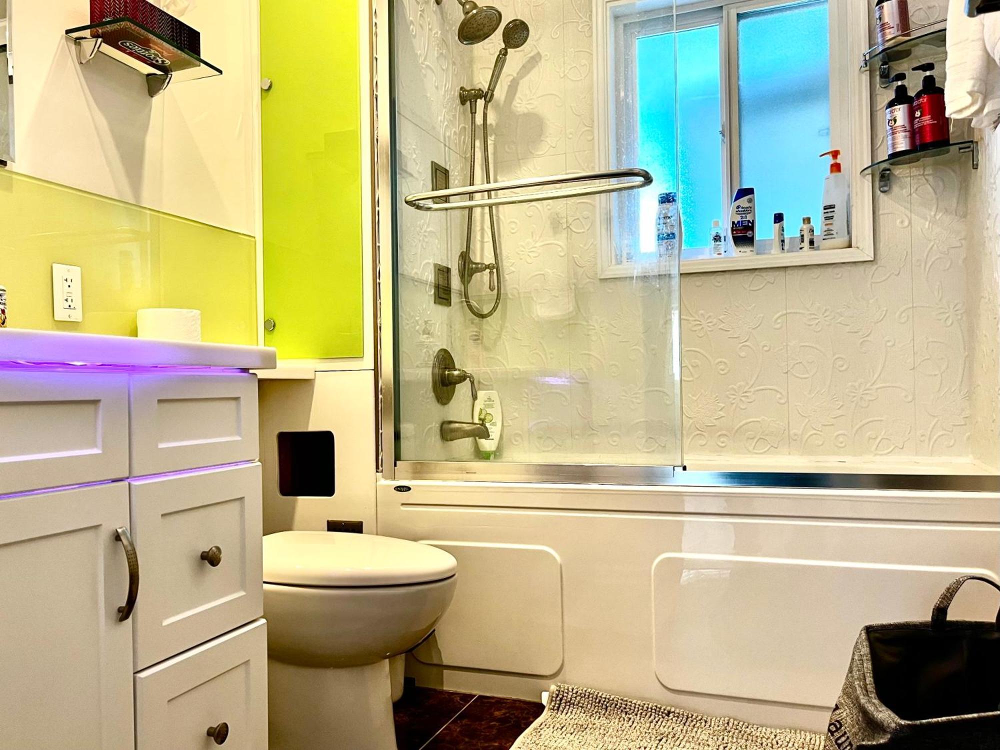 Cozy 3br Retreat 2 Free Parking Ac King Bd Vancouver