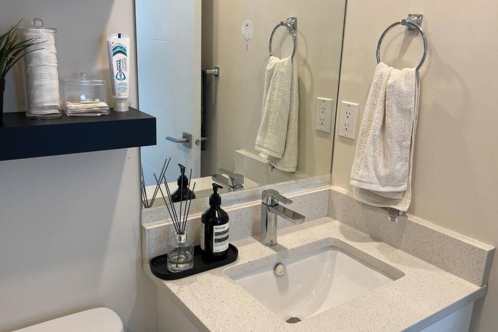 Modern Spacious 1br Minutes Away From Main St Apartment Vancouver