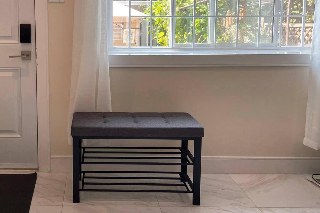 Modern Spacious 1br Minutes Away From Main St Apartment *