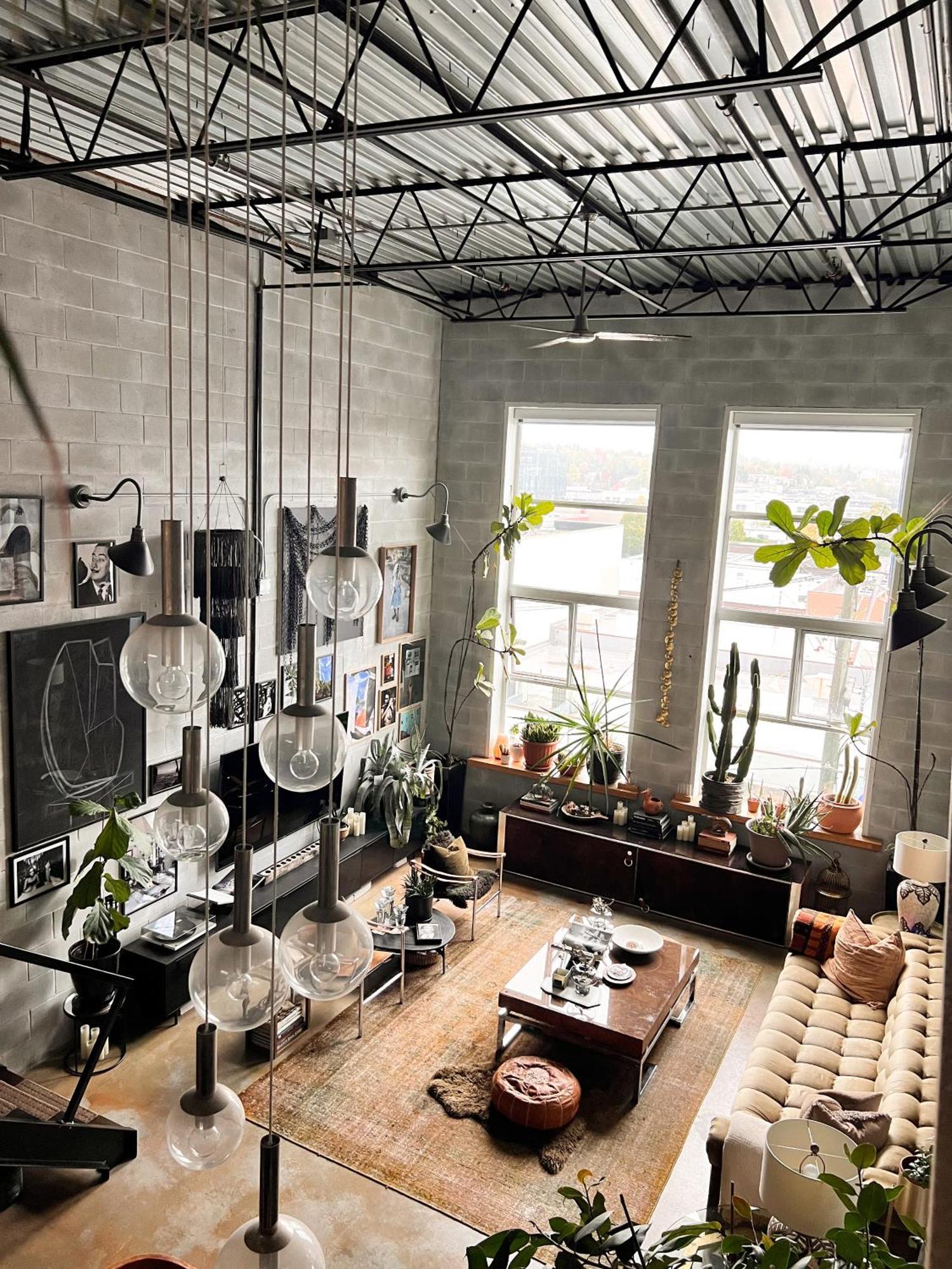 Elevated, Eclectic 2 Bedroom Loft In Apartment *