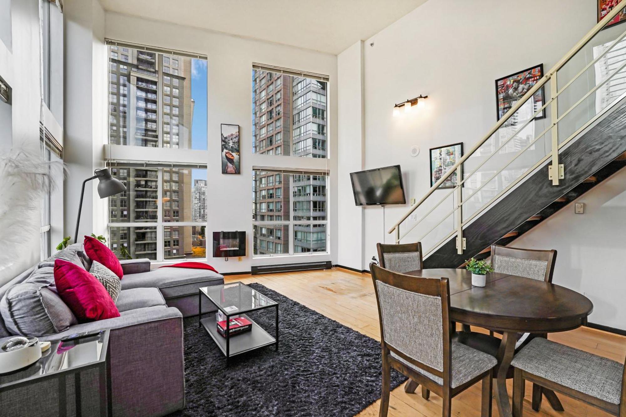 Stunning Loft In Yaletown With Panoramic City Views * Vancouver