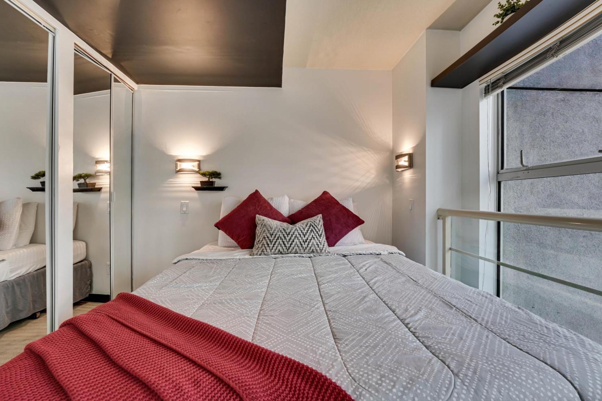Stunning Loft In Yaletown With Panoramic City Views Apartment *