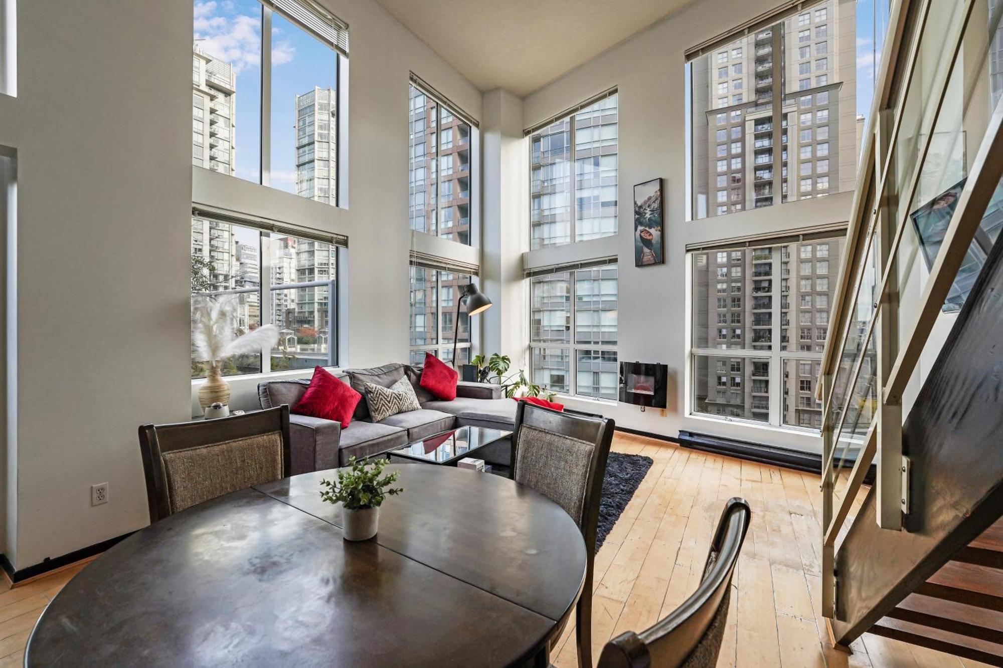 Stunning Loft In Yaletown With Panoramic City Views Vancouver