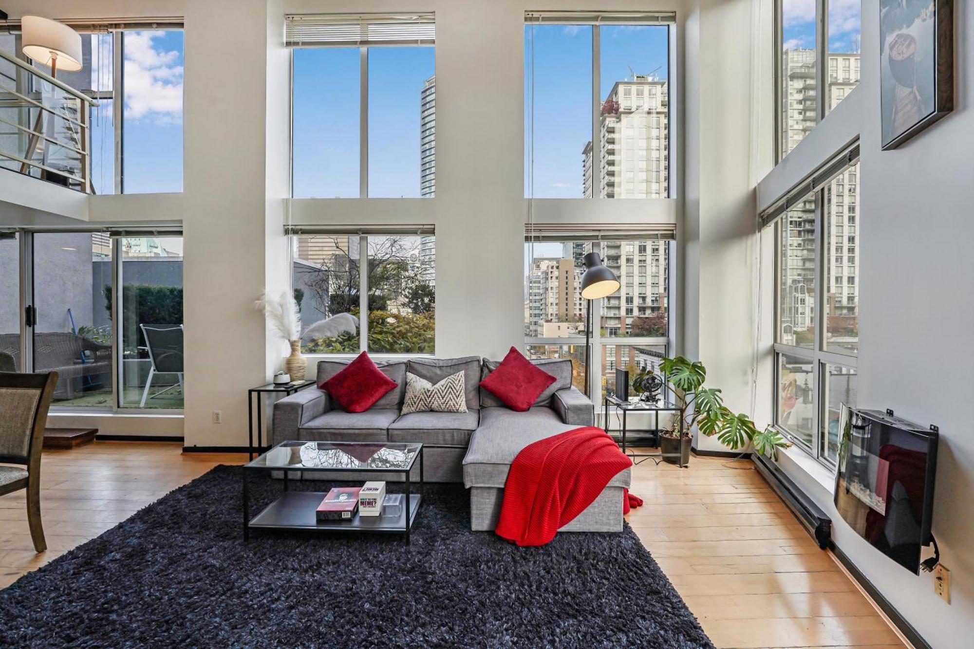 Stunning Loft In Yaletown With Panoramic City Views * Vancouver