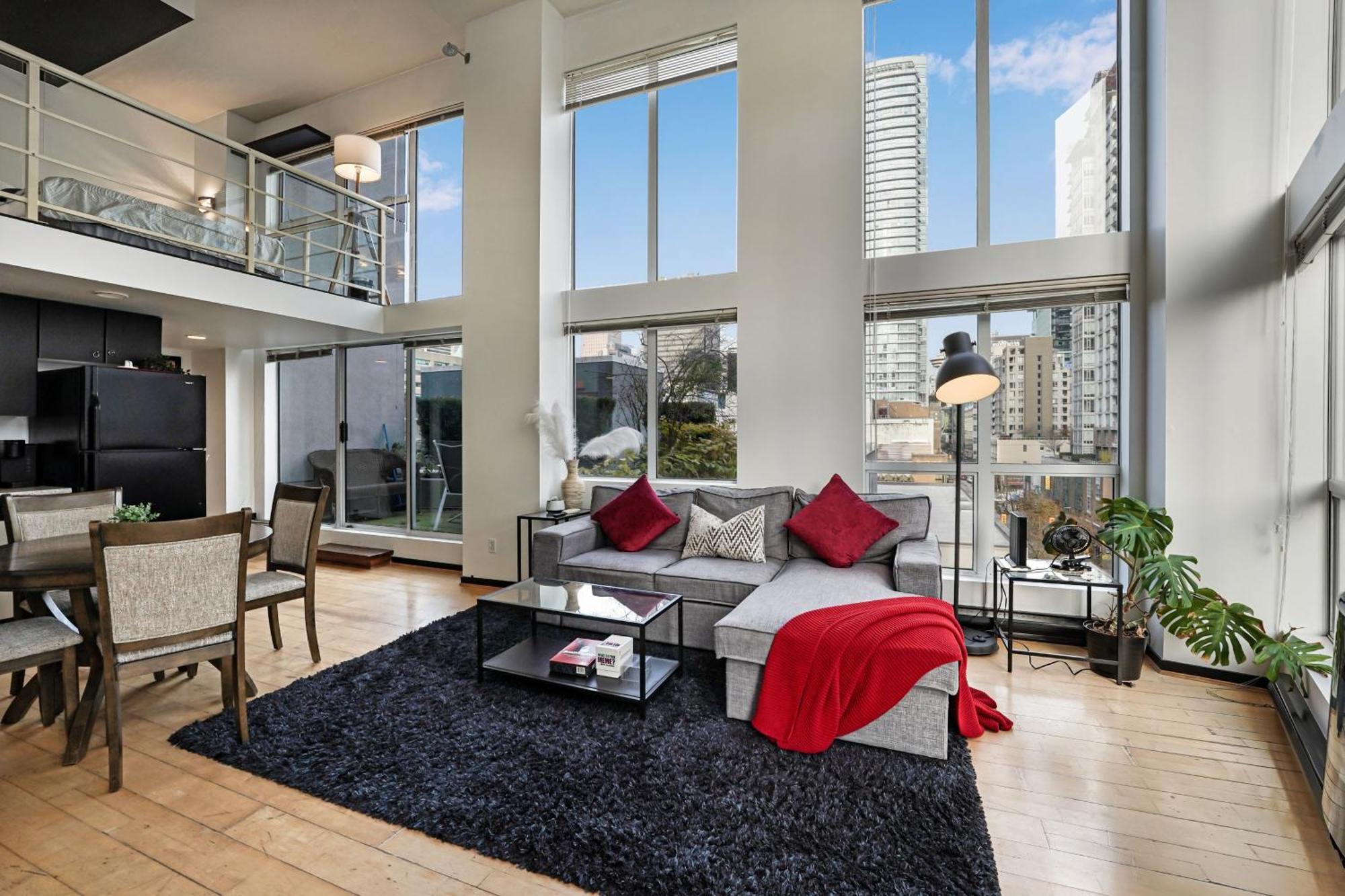 Stunning Loft In Yaletown With Panoramic City Views Vancouver
