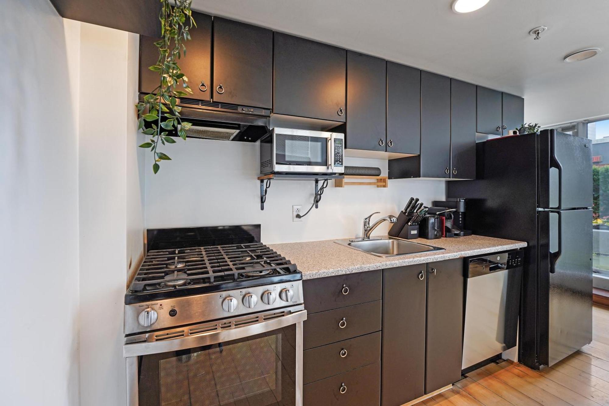 Stunning Loft In Yaletown With Panoramic City Views Apartment *