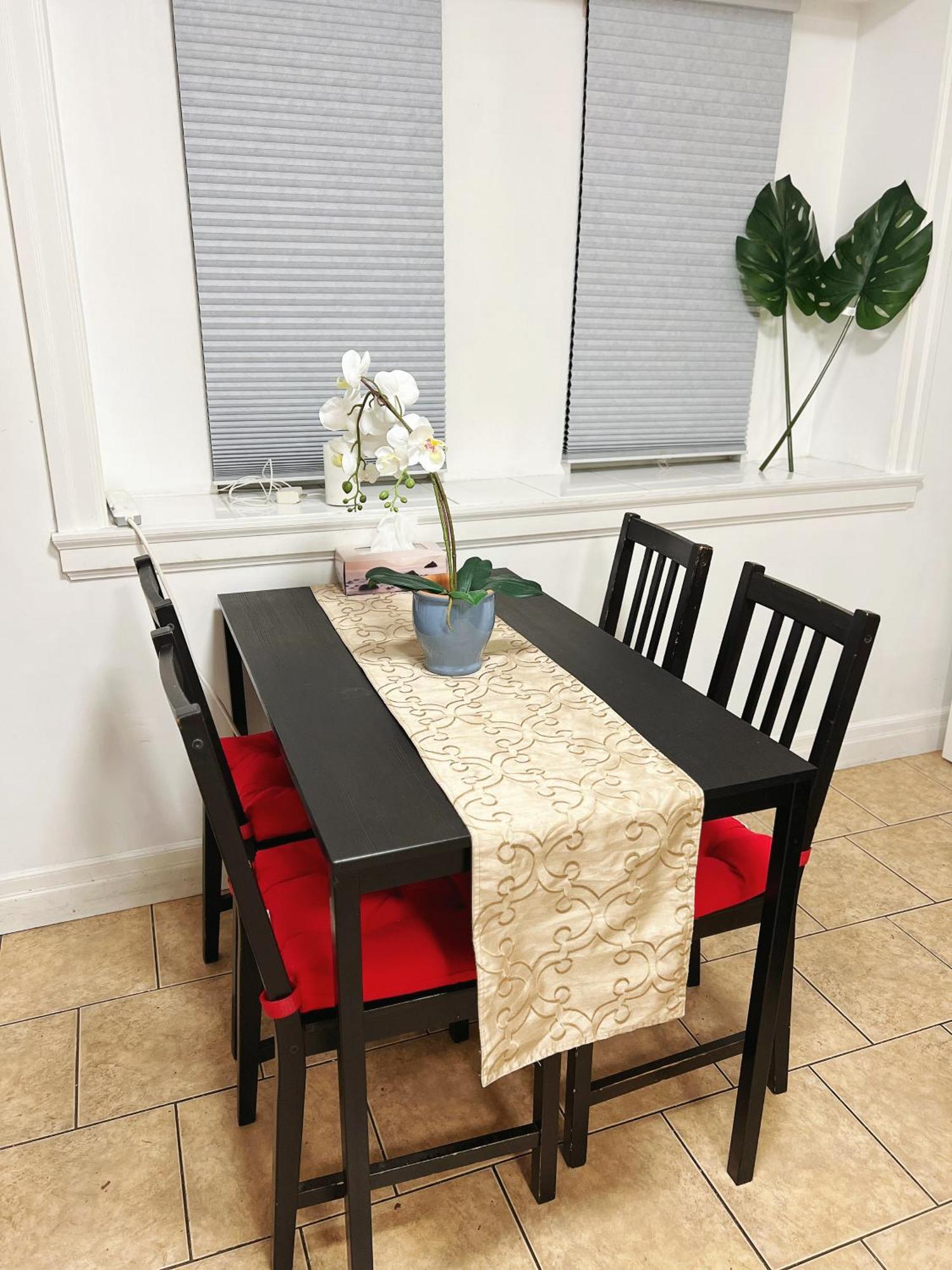 Two Bedrooms- A Warm House Vancouver