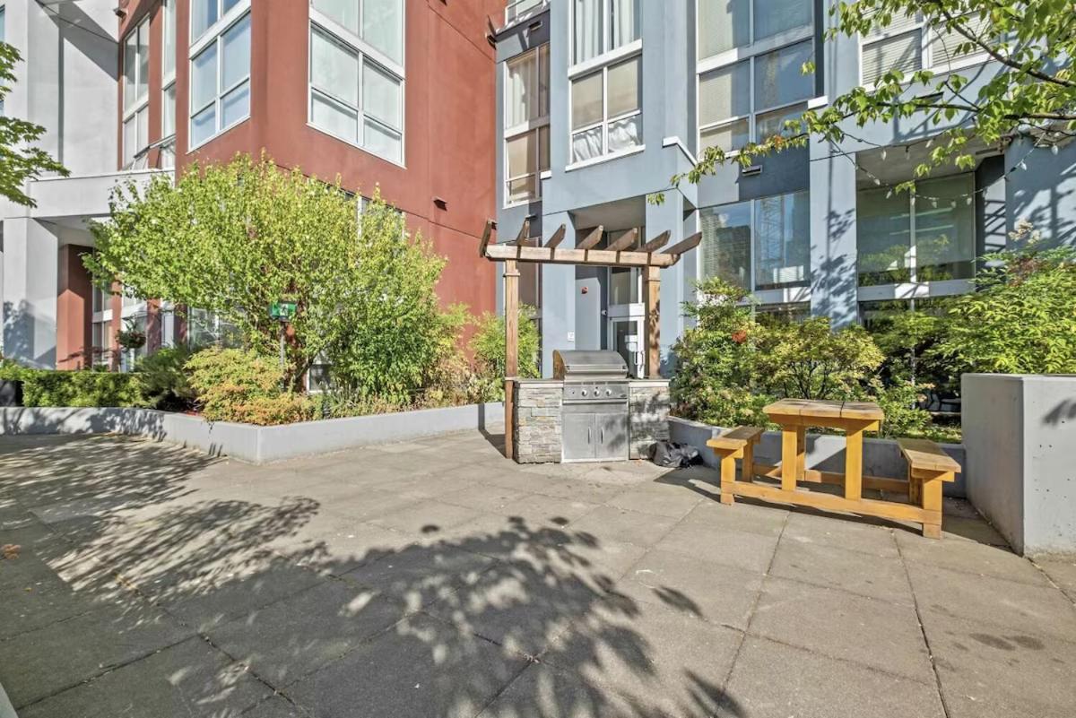 Stylish Two-story Loft With Rooftop Deck Apartment Vancouver
