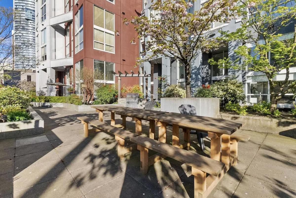Stylish Two-story Loft With Rooftop Deck Apartment Vancouver