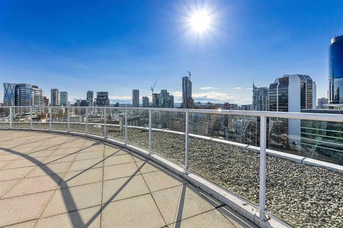 Stylish Two-story Loft With Rooftop Deck Vancouver