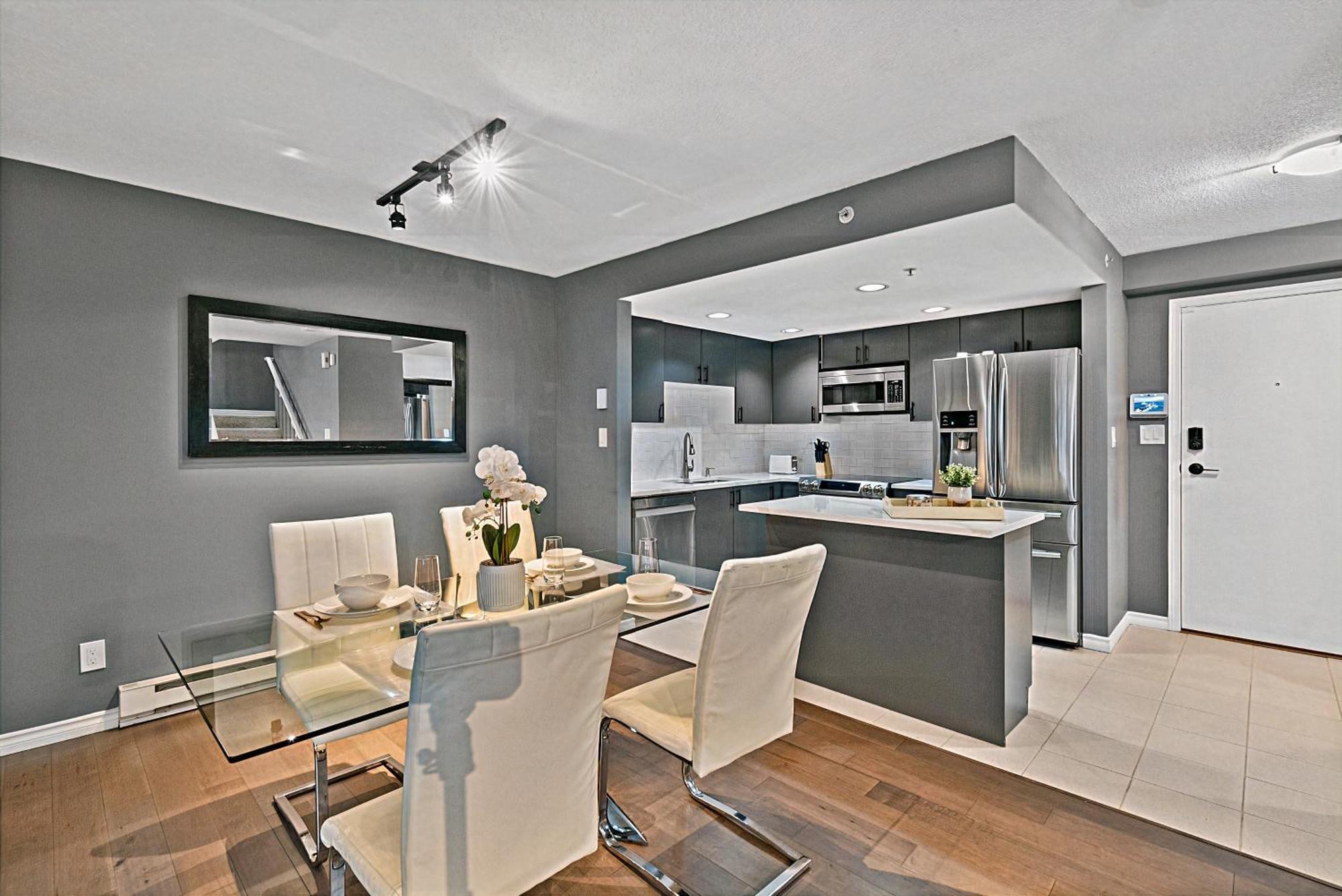 Apartment Magnificent 3 Bedroom Duplex In Center Of Yaletown With Fireplace