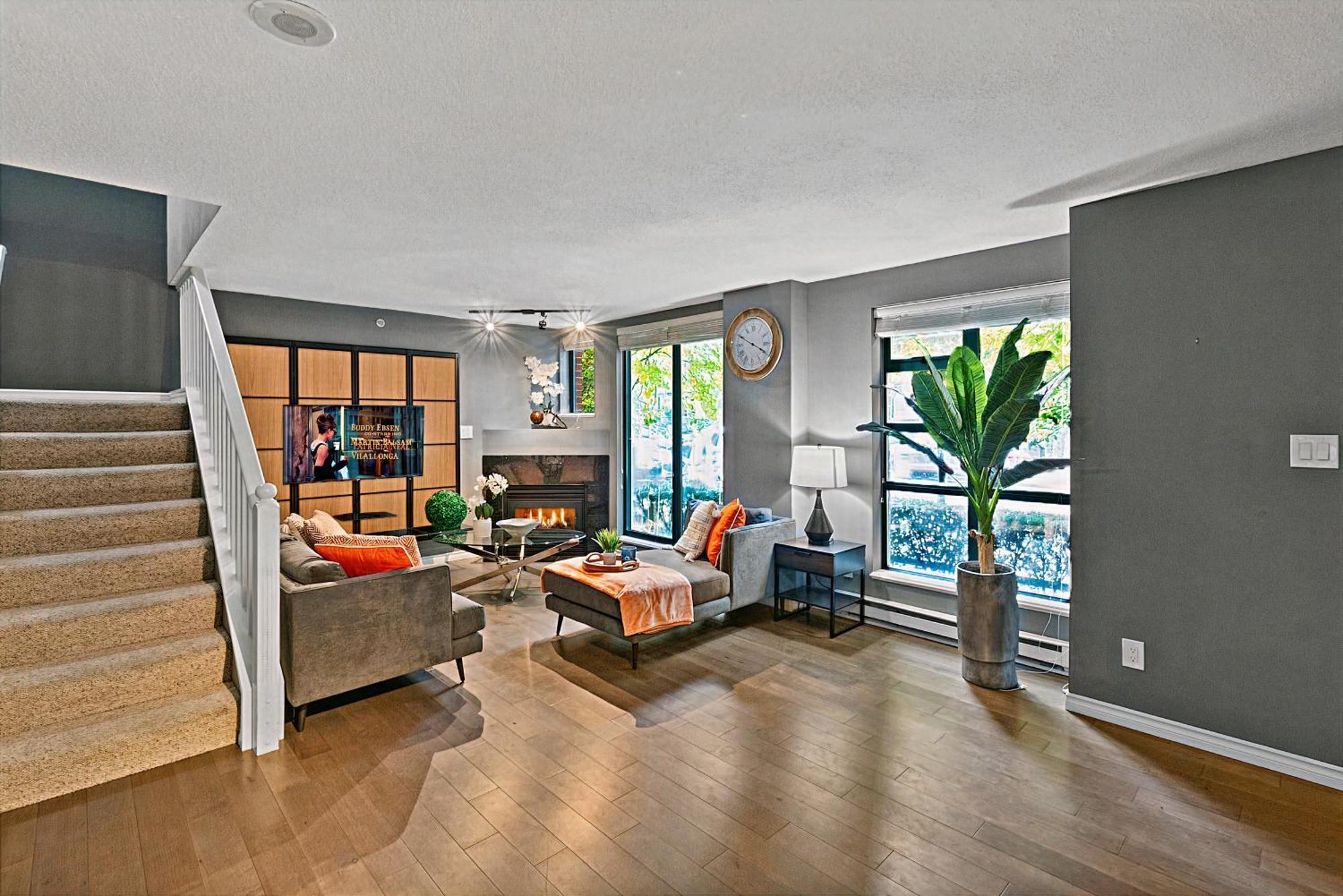 Apartment Magnificent 3 Bedroom Duplex In Center Of Yaletown With Fireplace