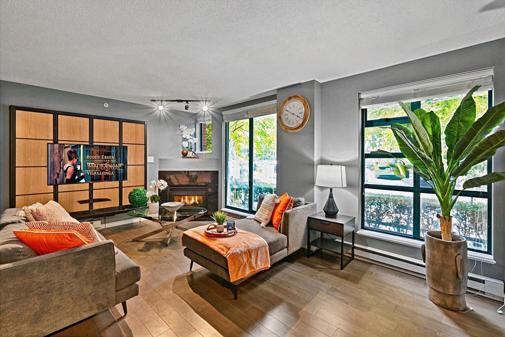 Magnificent 3 Bedroom Duplex In Center Of Yaletown With Fireplace Apartment