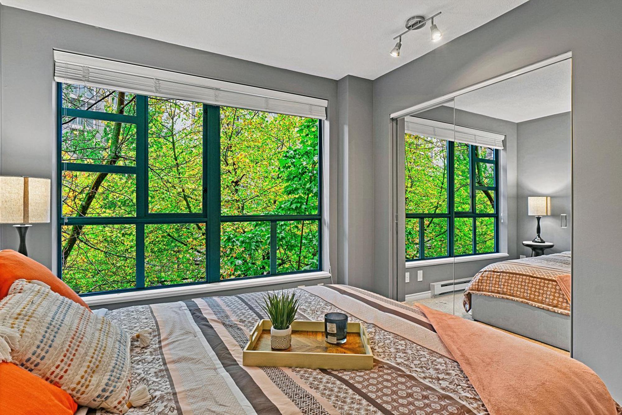 Magnificent 3 Bedroom Duplex In Center Of Yaletown With Fireplace