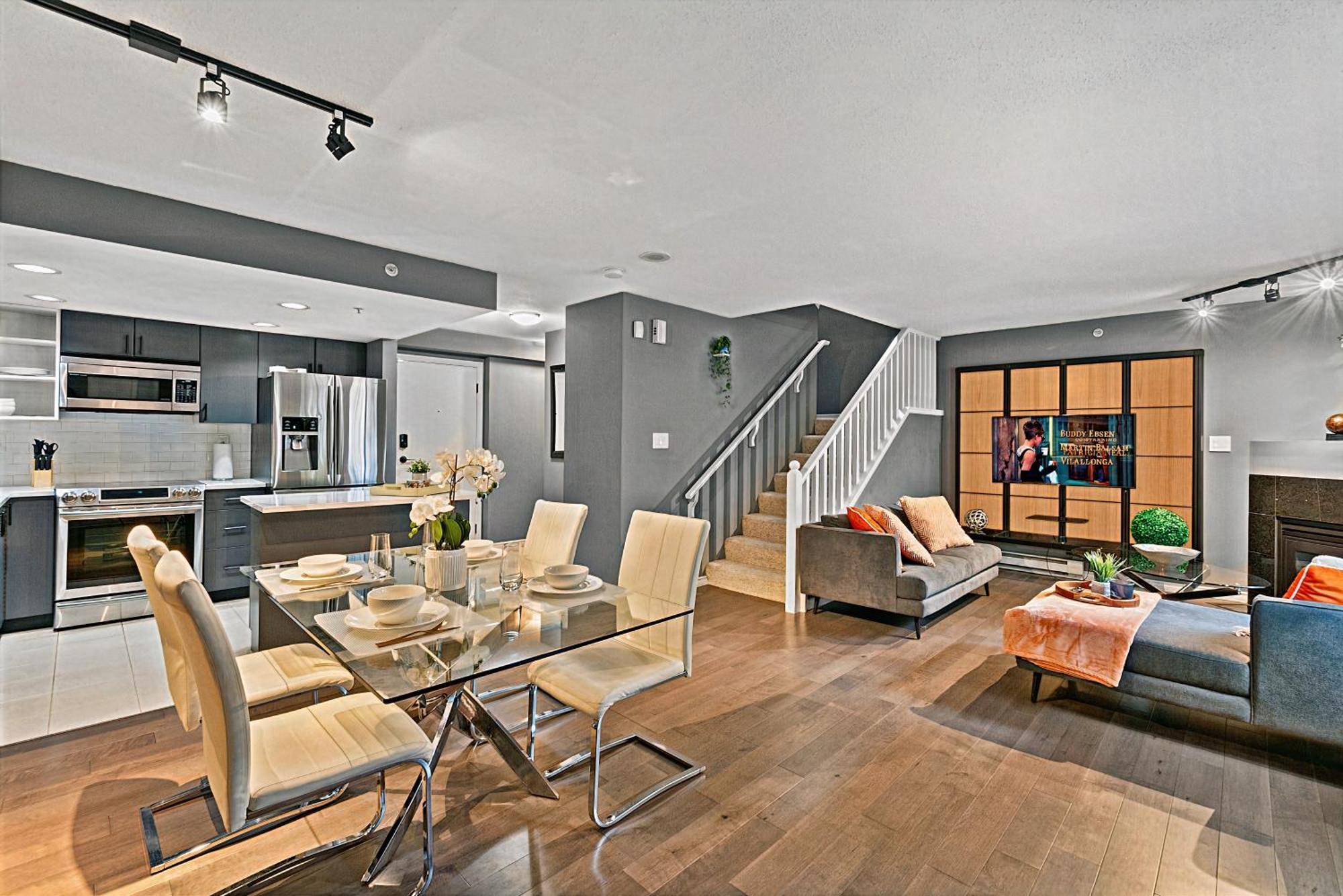 Magnificent 3 Bedroom Duplex In Center Of Yaletown With Fireplace Apartment