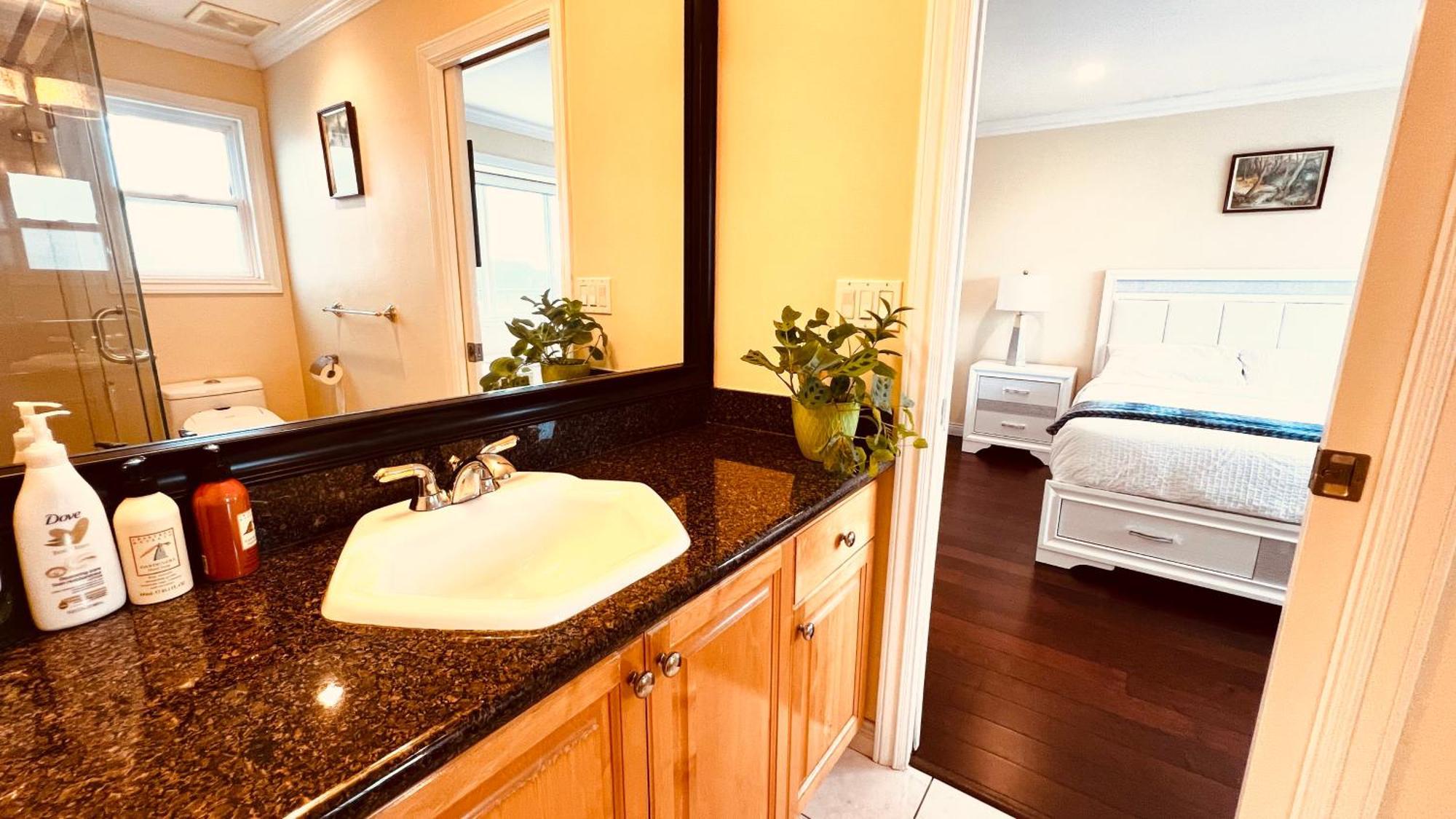 Guest house Coze In Near Yvr Vancouver