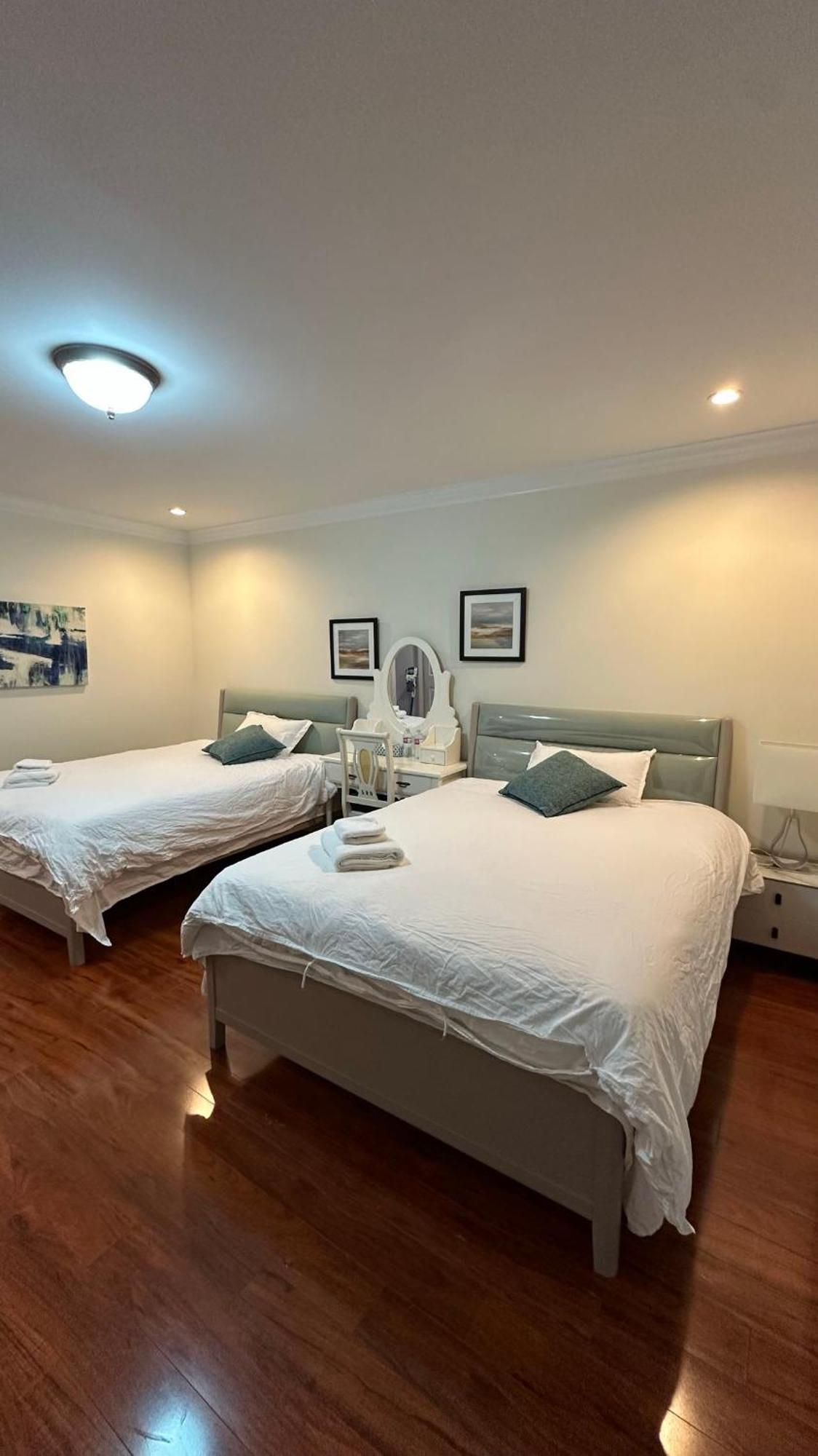 Luxurious Getaway In Vancouver-private With Attached Bathroom