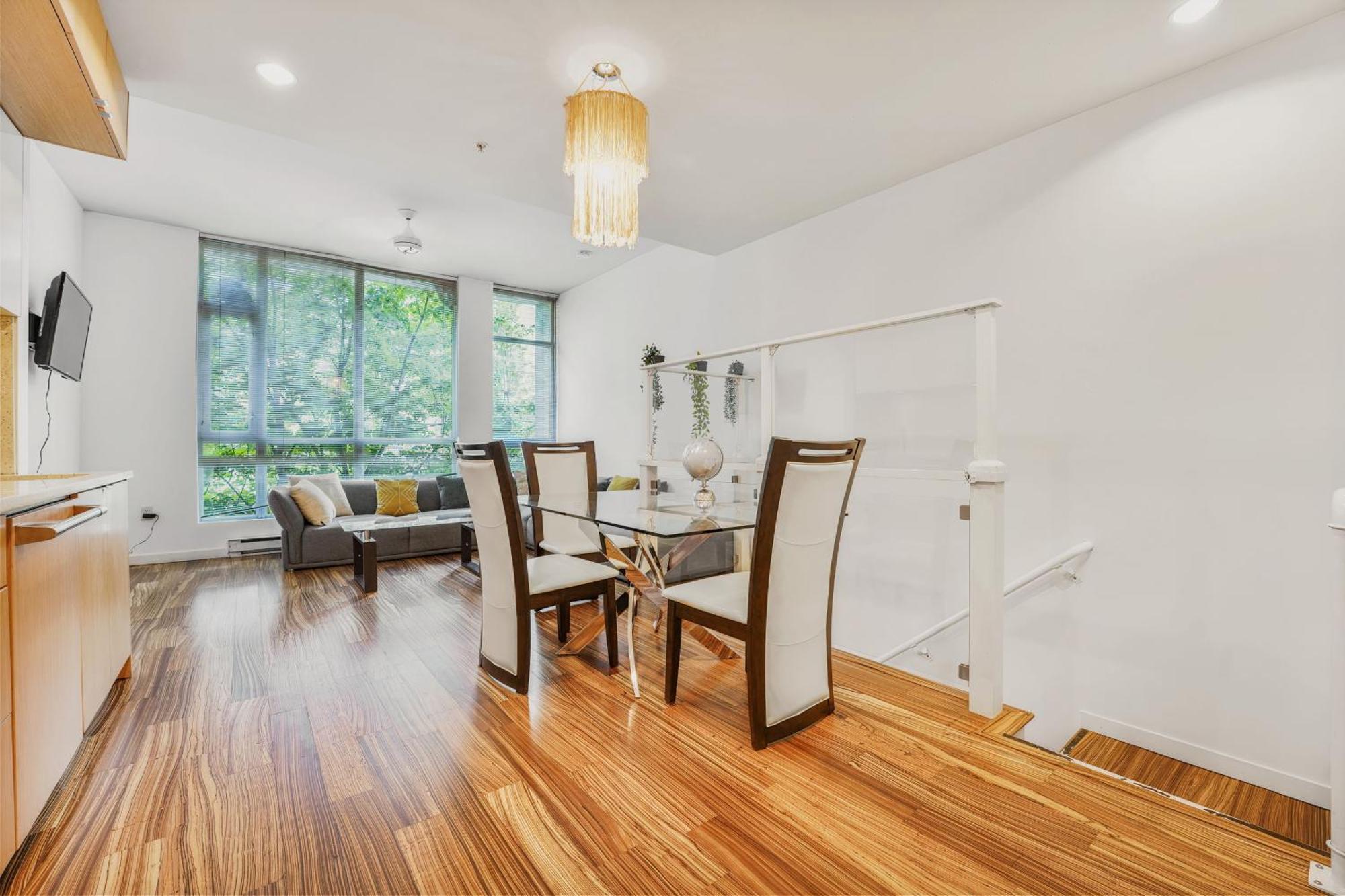 New Listing! Stellar 2 Bedroom Duplex In The Heart Of Downtown With Fireplace Apartment