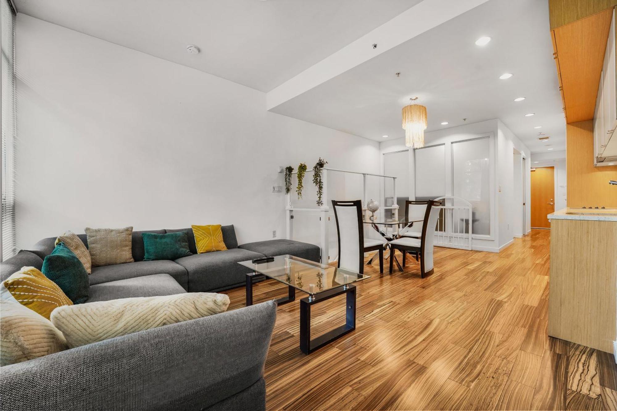 Apartment New Listing! Stellar 2 Bedroom Duplex In The Heart Of Downtown With Fireplace