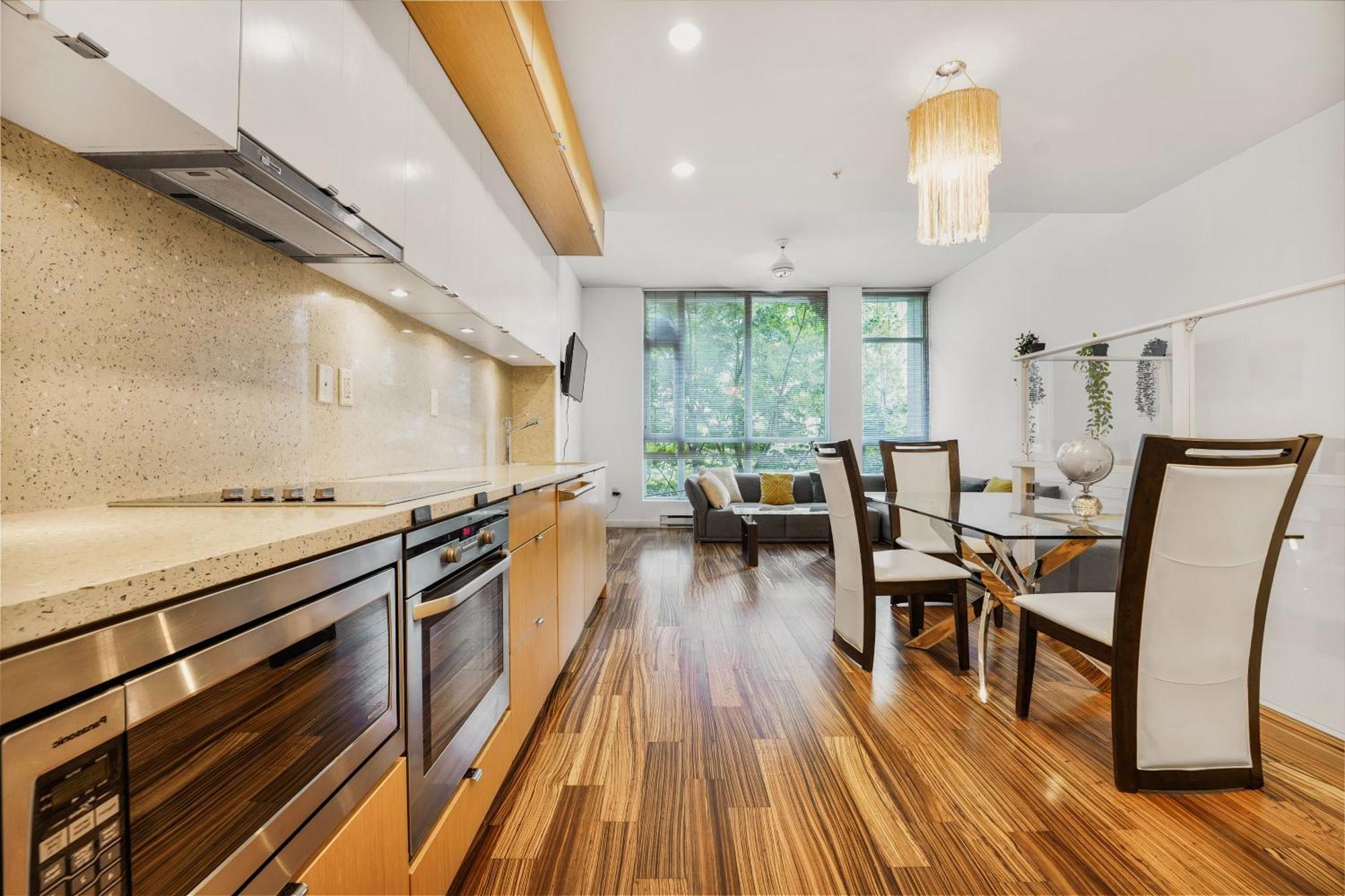 New Listing! Stellar 2 Bedroom Duplex In The Heart Of Downtown With Fireplace Apartment *