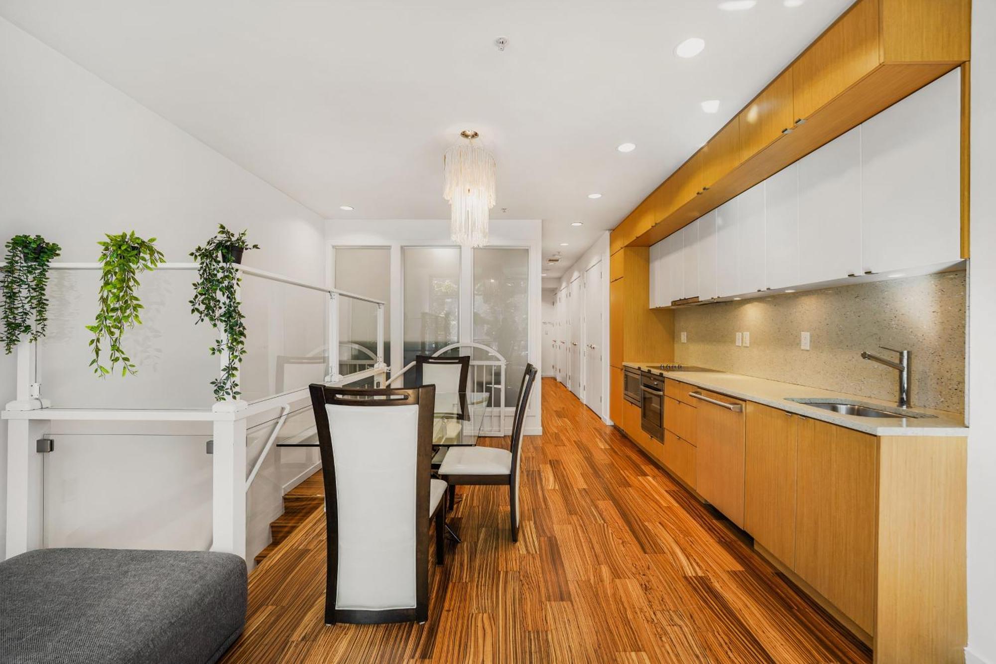 New Listing! Stellar 2 Bedroom Duplex In The Heart Of Downtown With Fireplace Apartment Vancouver