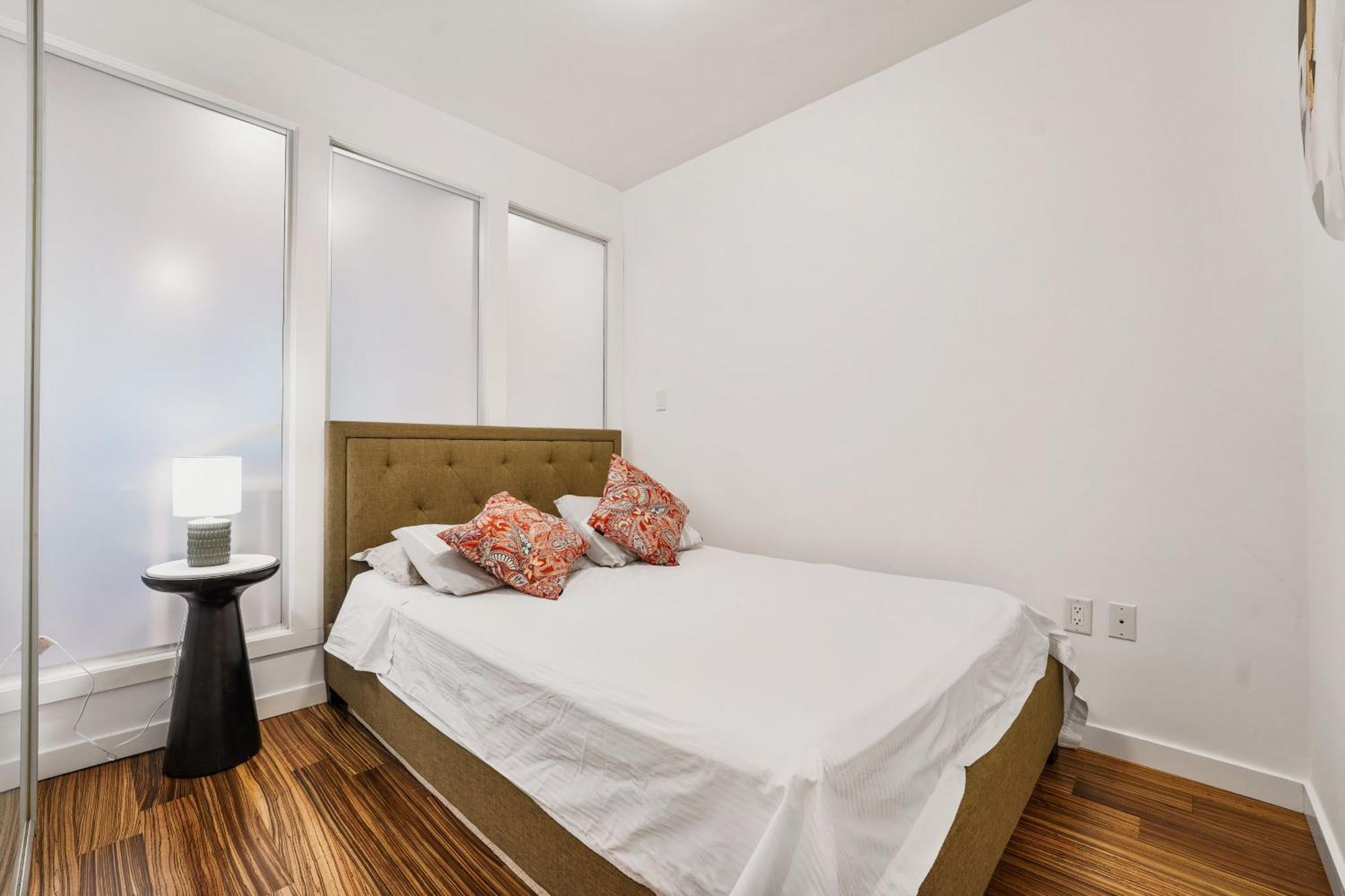 New Listing! Stellar 2 Bedroom Duplex In The Heart Of Downtown With Fireplace Vancouver