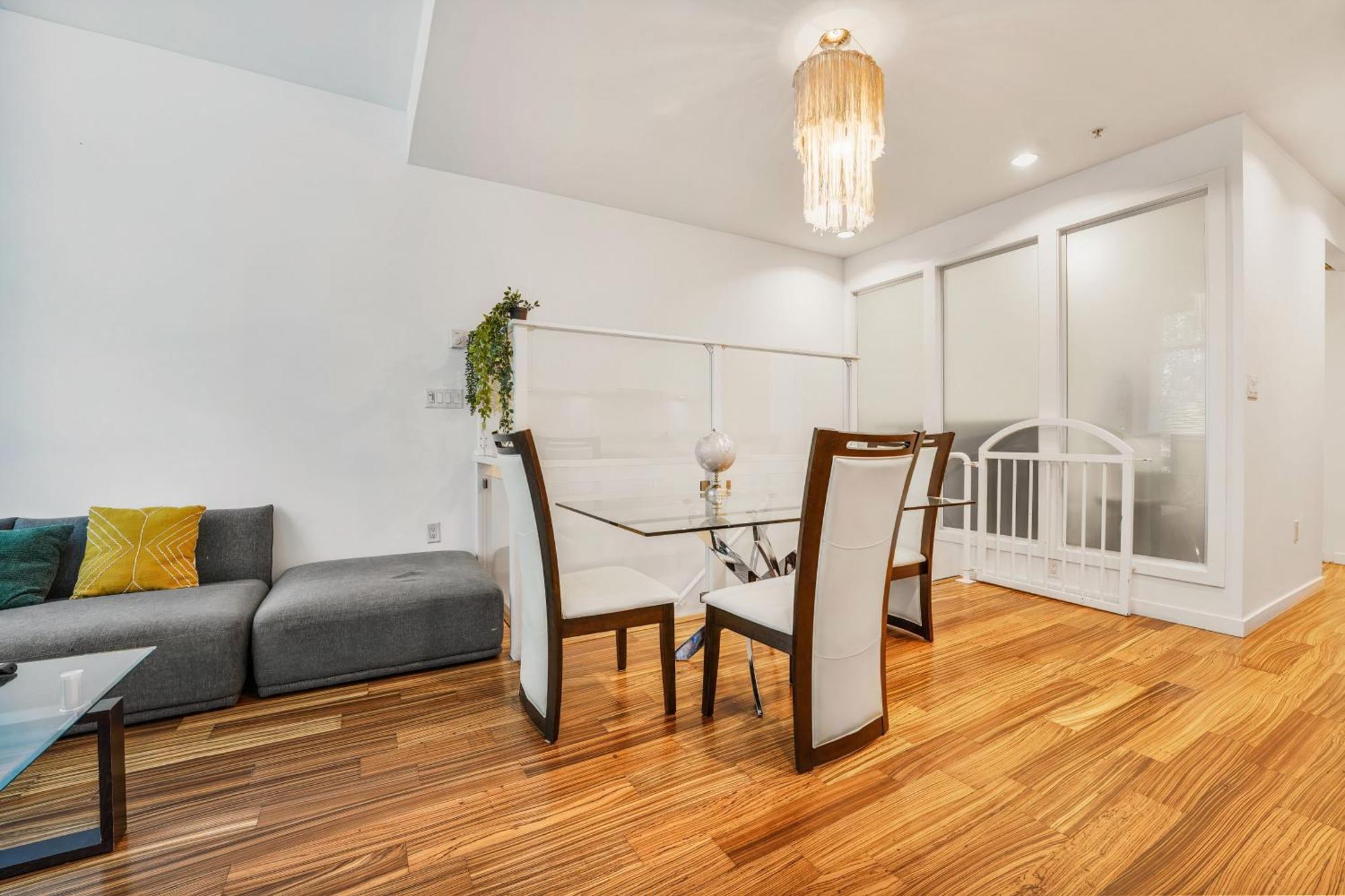 New Listing! Stellar 2 Bedroom Duplex In The Heart Of Downtown With Fireplace Apartment
