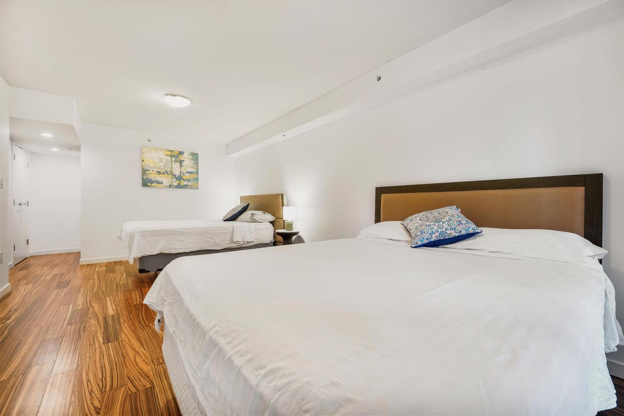 Apartment New Listing! Stellar 2 Bedroom Duplex In The Heart Of Downtown With Fireplace *