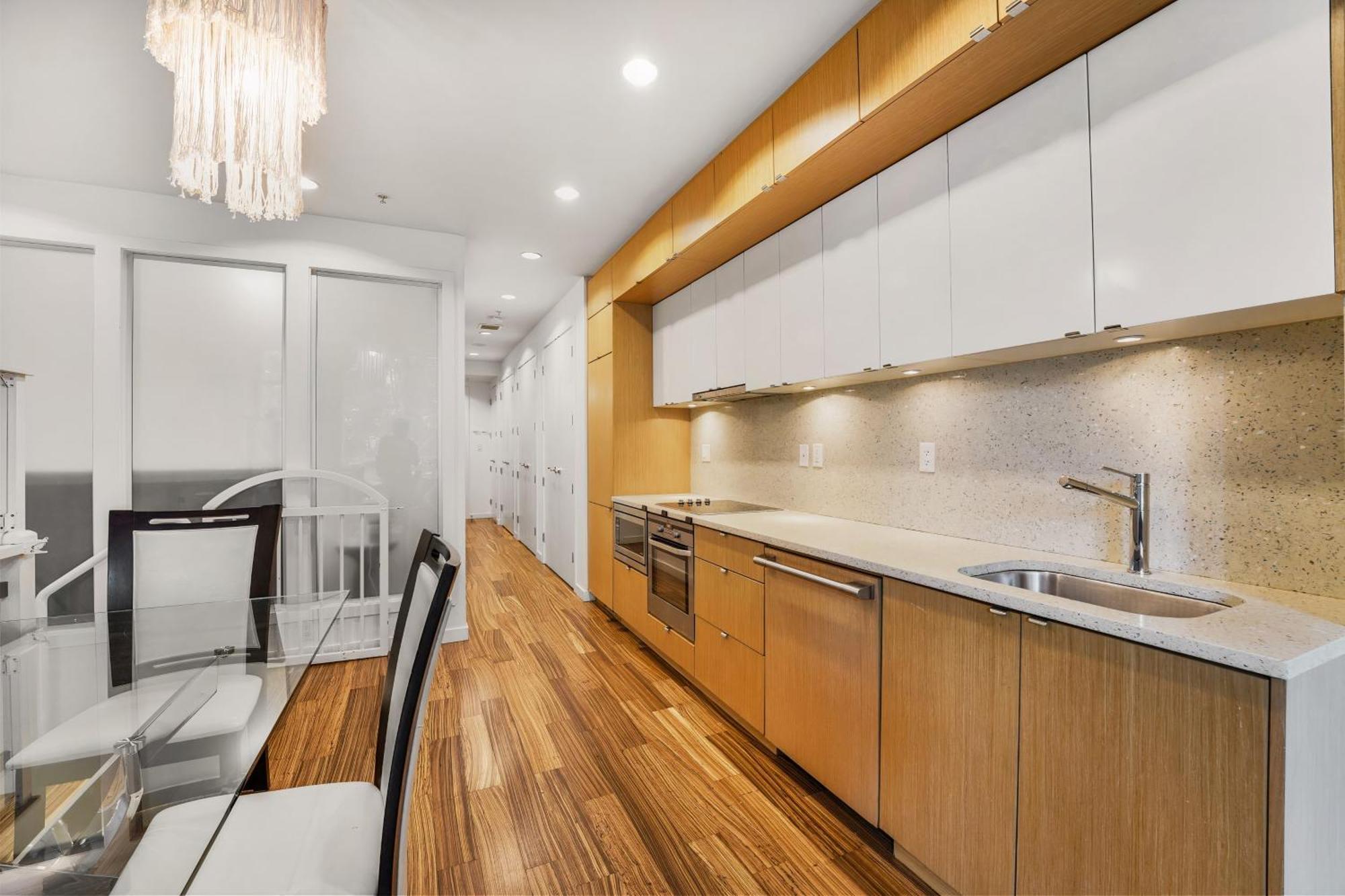 New Listing! Stellar 2 Bedroom Duplex In The Heart Of Downtown With Fireplace Vancouver