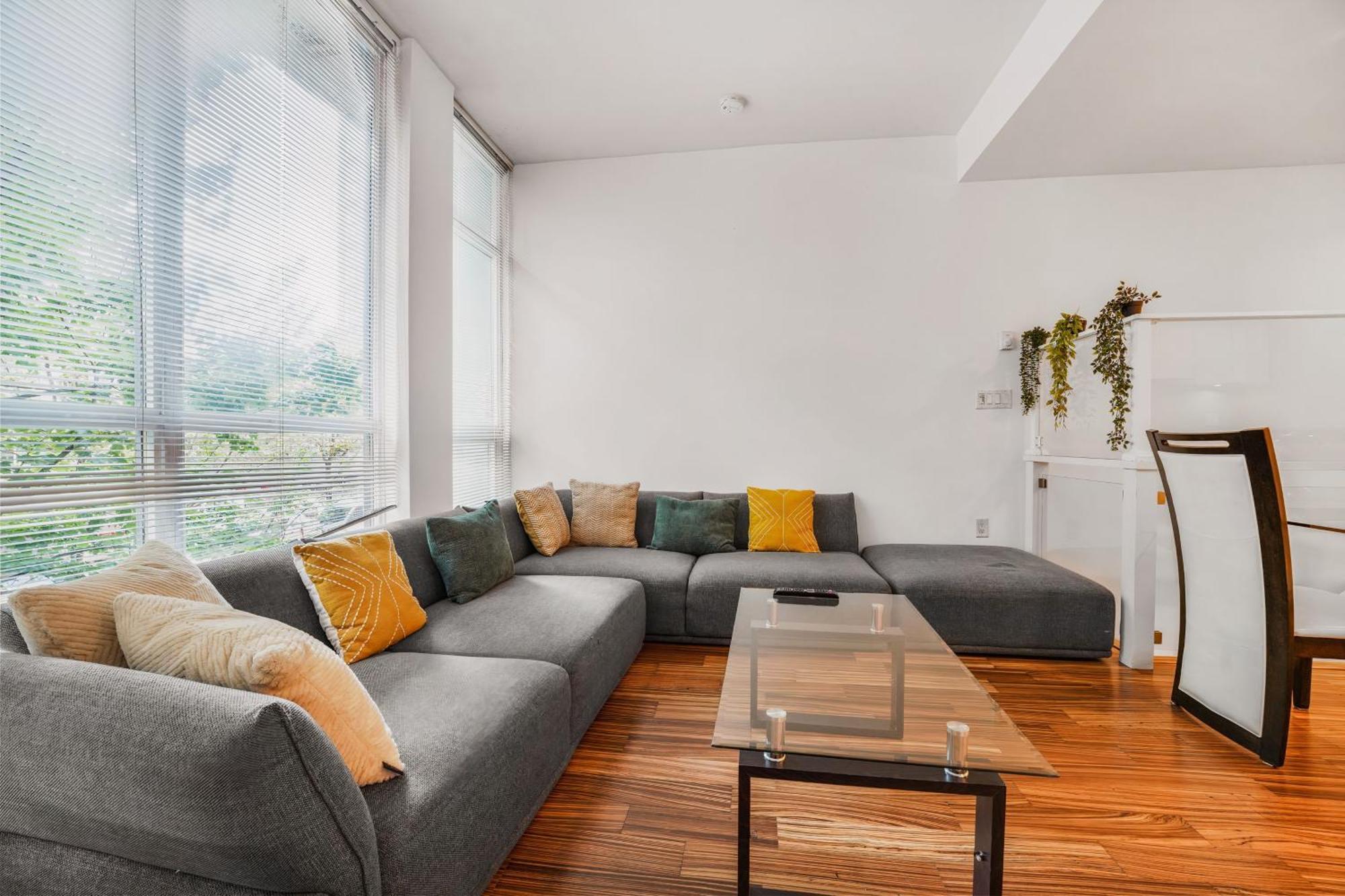 Apartment New Listing! Stellar 2 Bedroom Duplex In The Heart Of Downtown With Fireplace