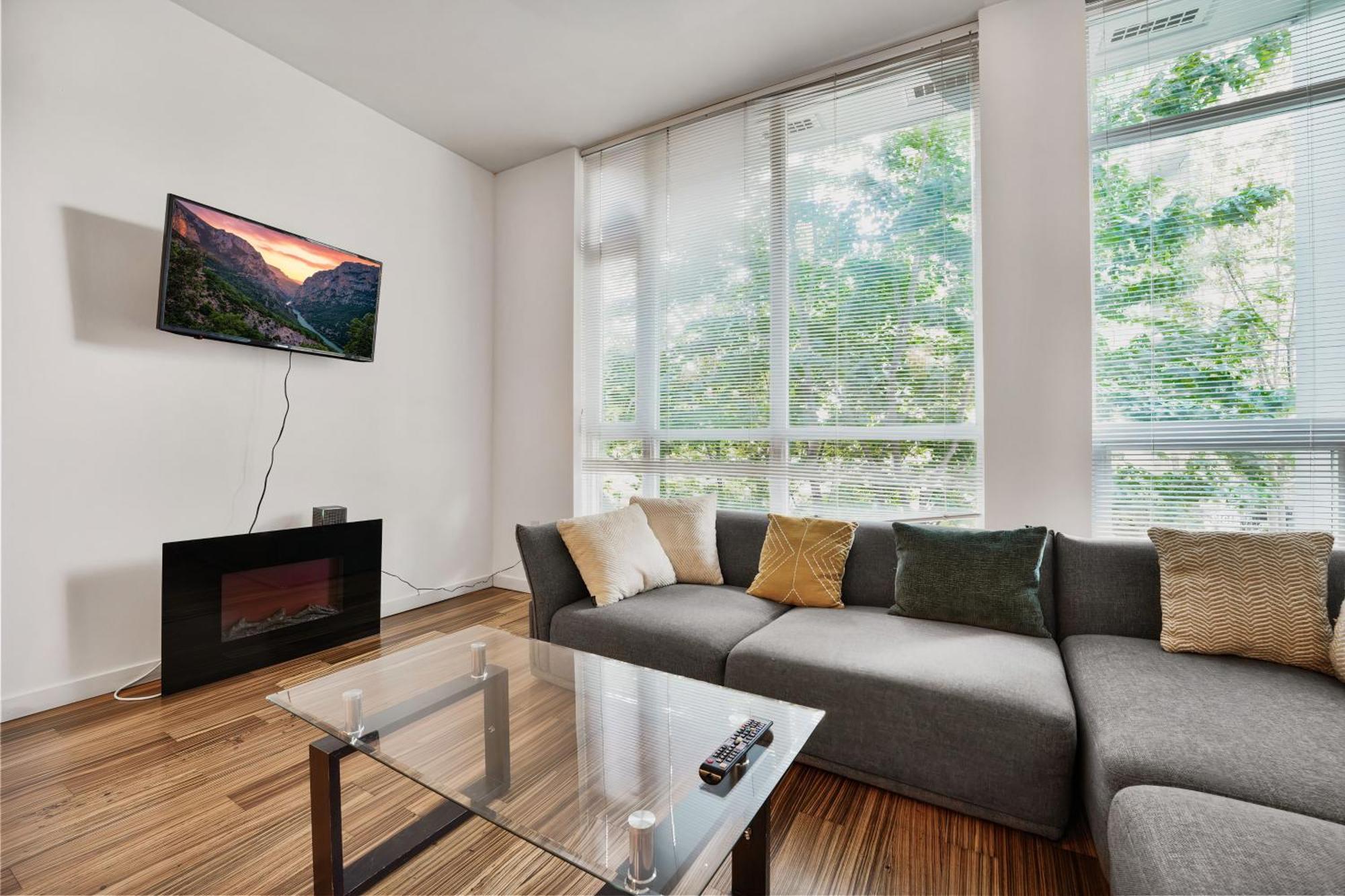 New Listing! Stellar 2 Bedroom Duplex In The Heart Of Downtown With Fireplace Apartment *