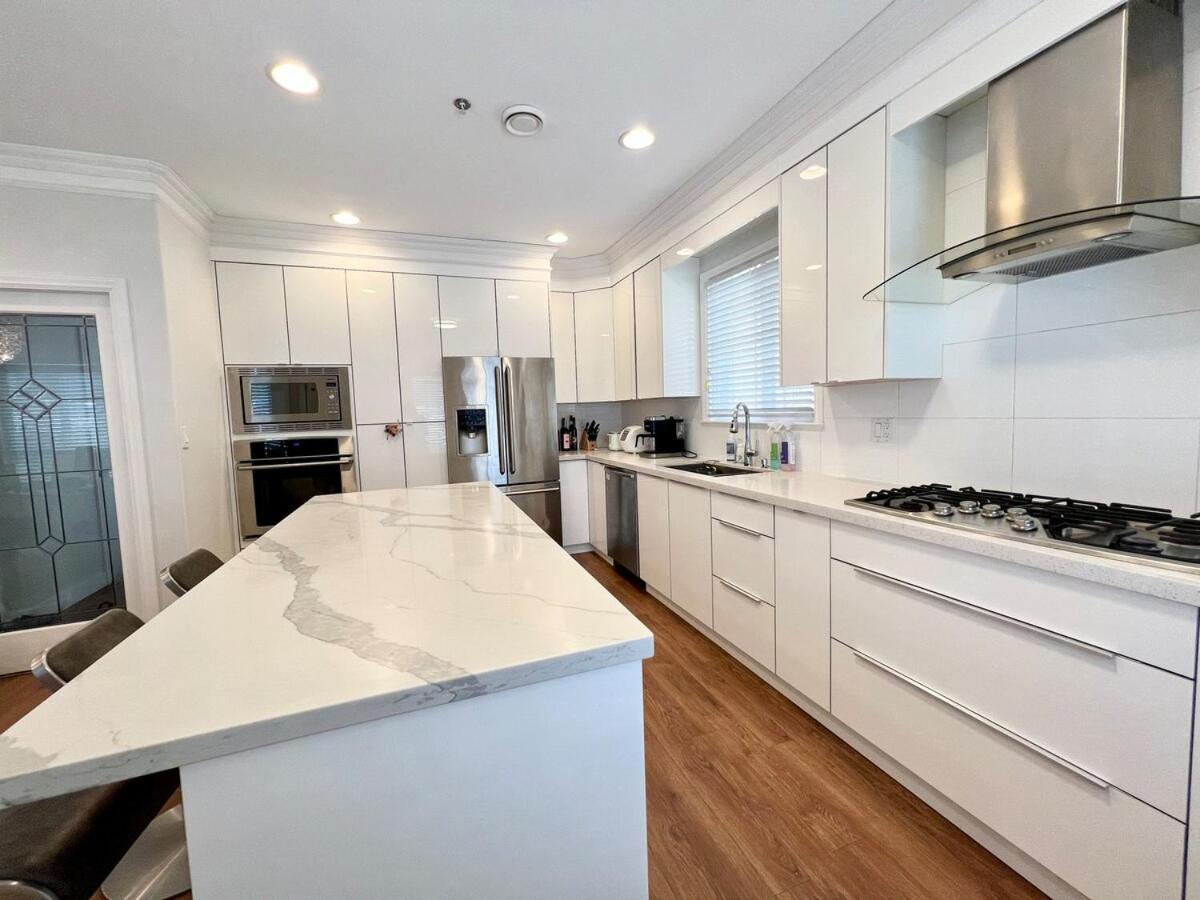 Adorable 4b House-vancouver West Free Parking