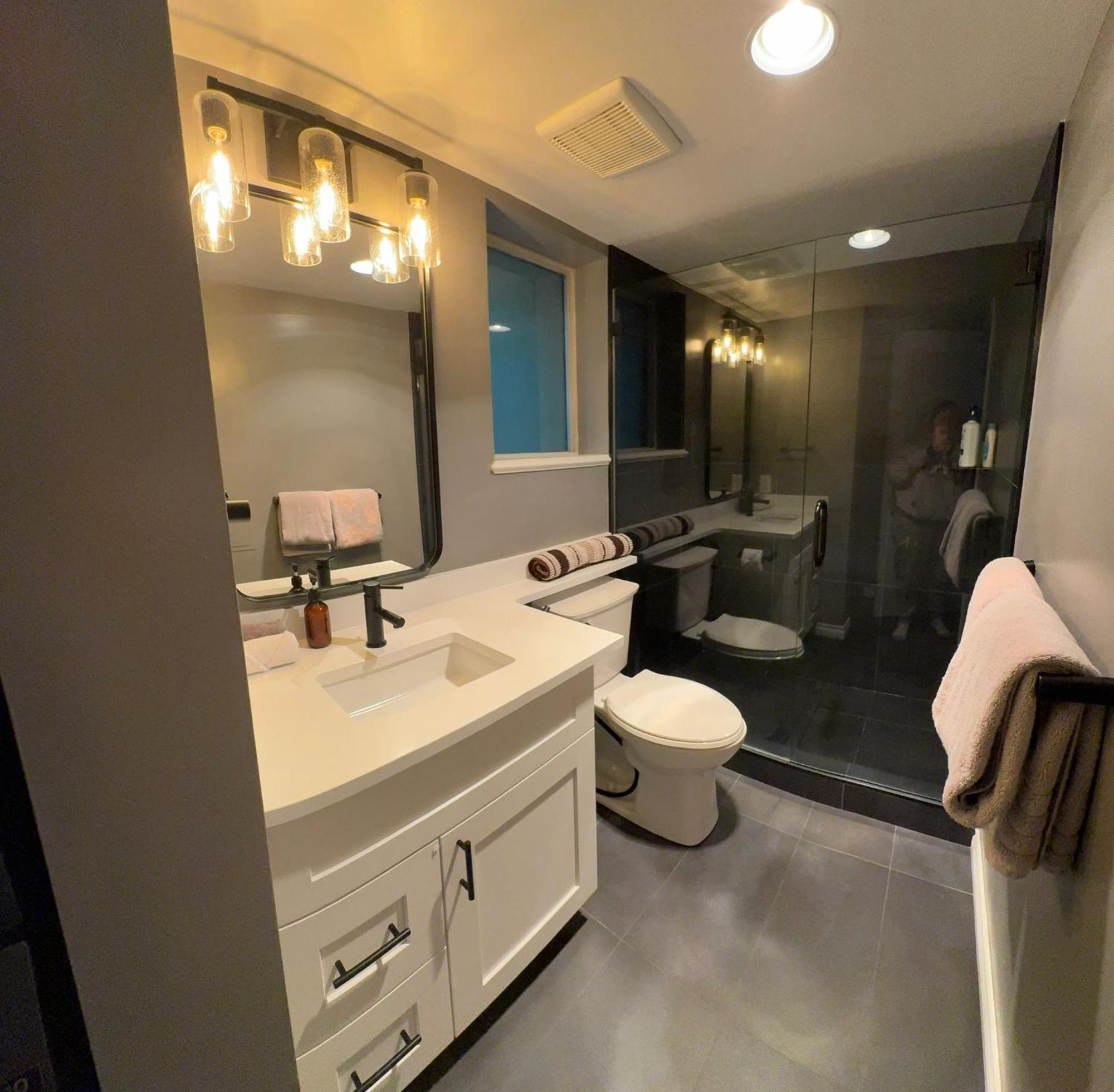 Magnificent 3 Bedroom Duplex In Center Of Yaletown With Fireplace Apartment *