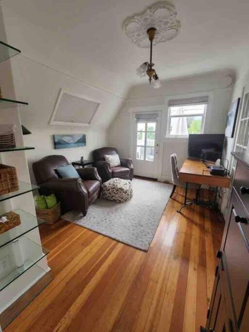Large Renovated Character With 3 Beds/2 Bath Holiday home *
