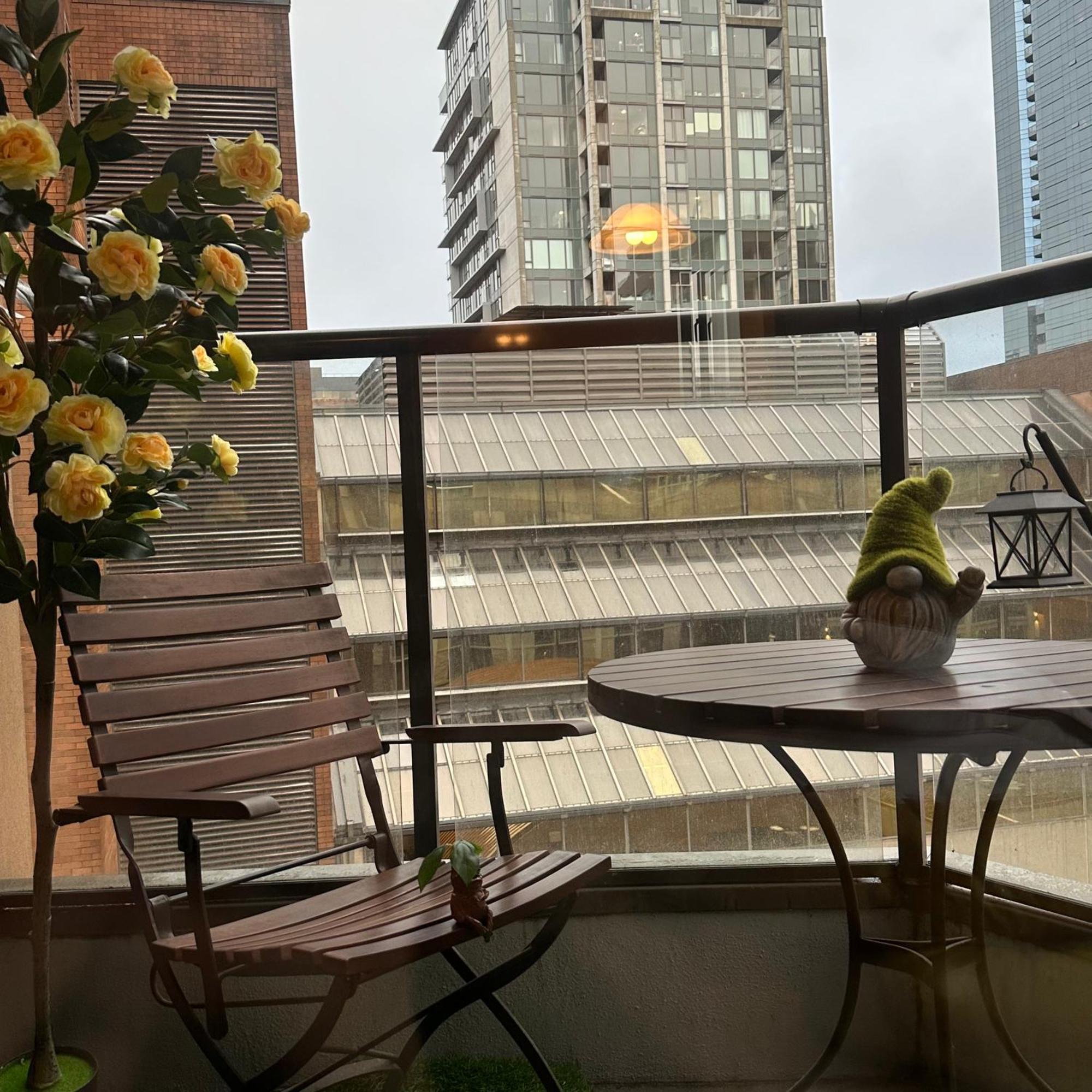 Amazing At Location Apartment