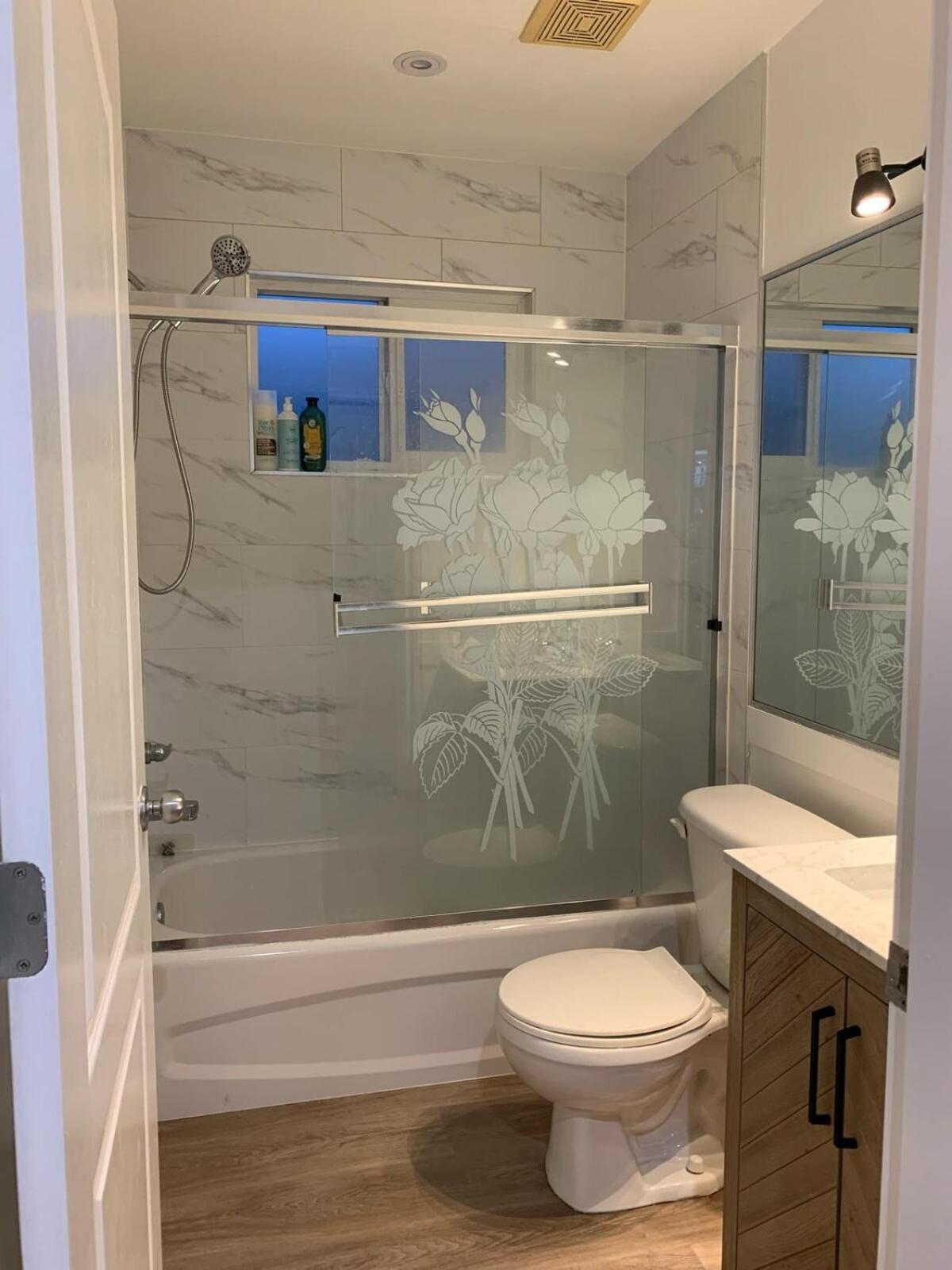 Brand New 2025 Scandinavian Style Designer's Suite, Near Skytrain Joyce Collingwood, East Apartment Vancouver
