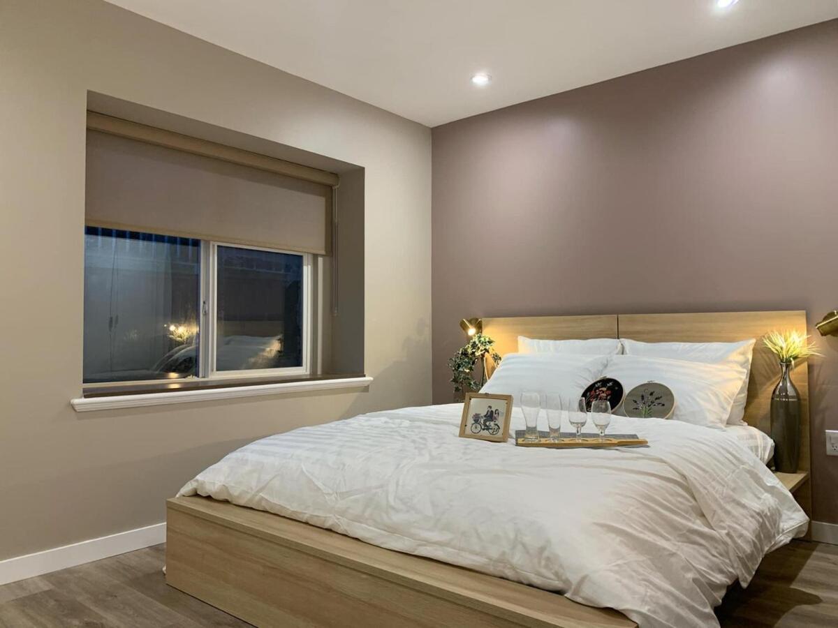 Apartment Brand New 2025 Scandinavian Style Designer's Suite, Near Skytrain Joyce Collingwood, East