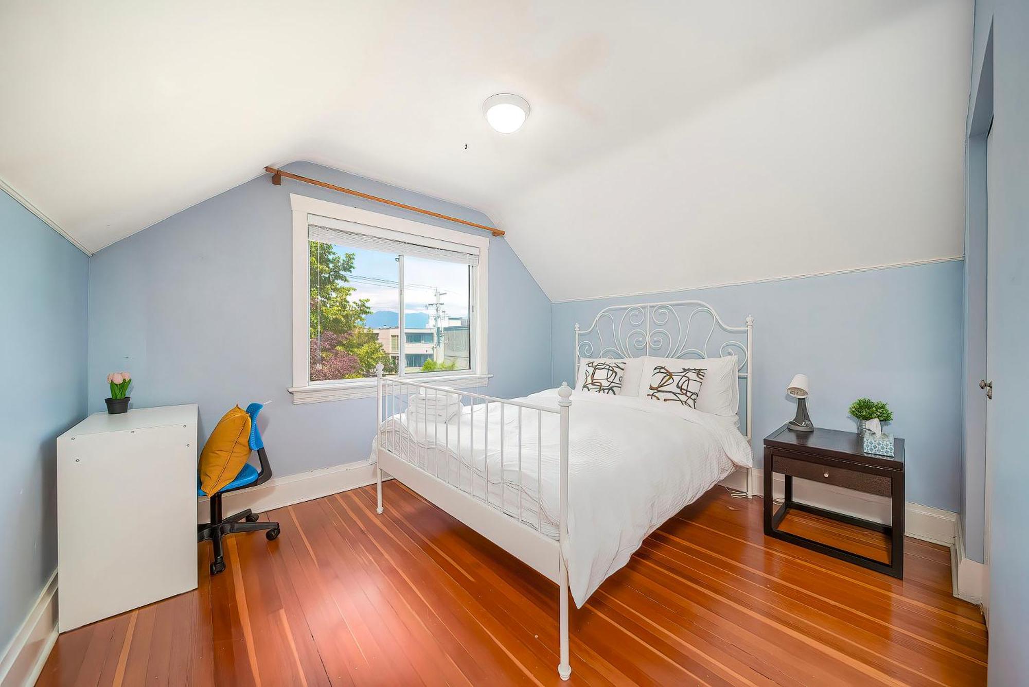 Charming 3br Near Ubc With Parking & Backyard Villa *