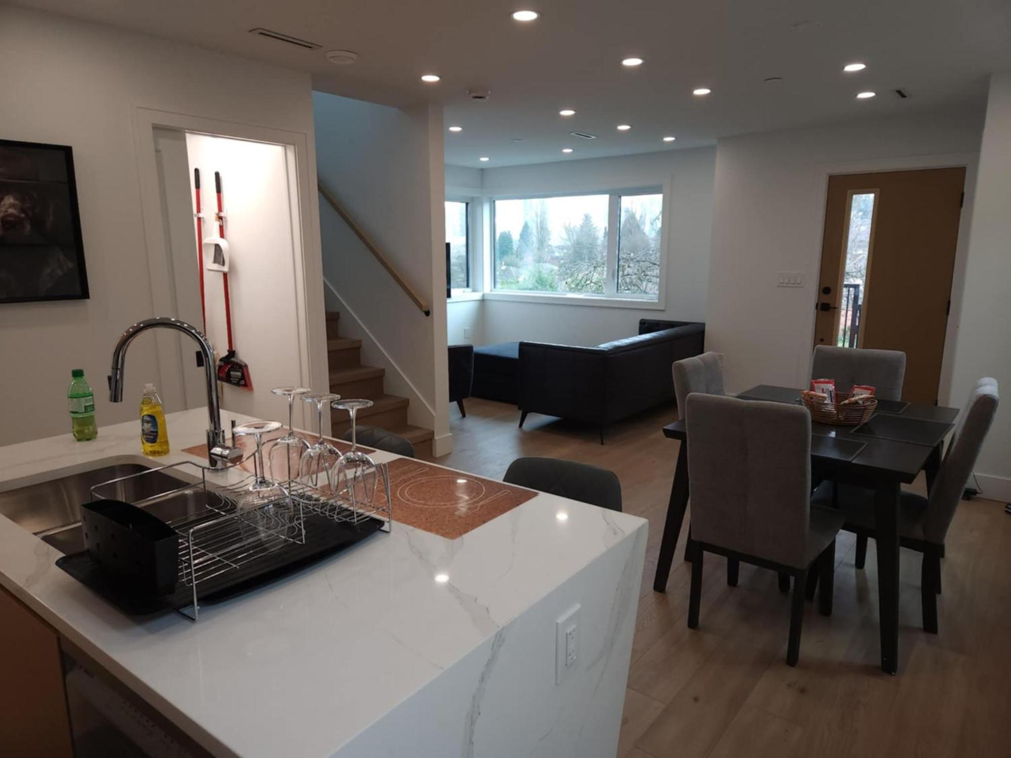 Signature Luxe Top-floor Townhouse 2br, 3ba With Stunning Views * Vancouver