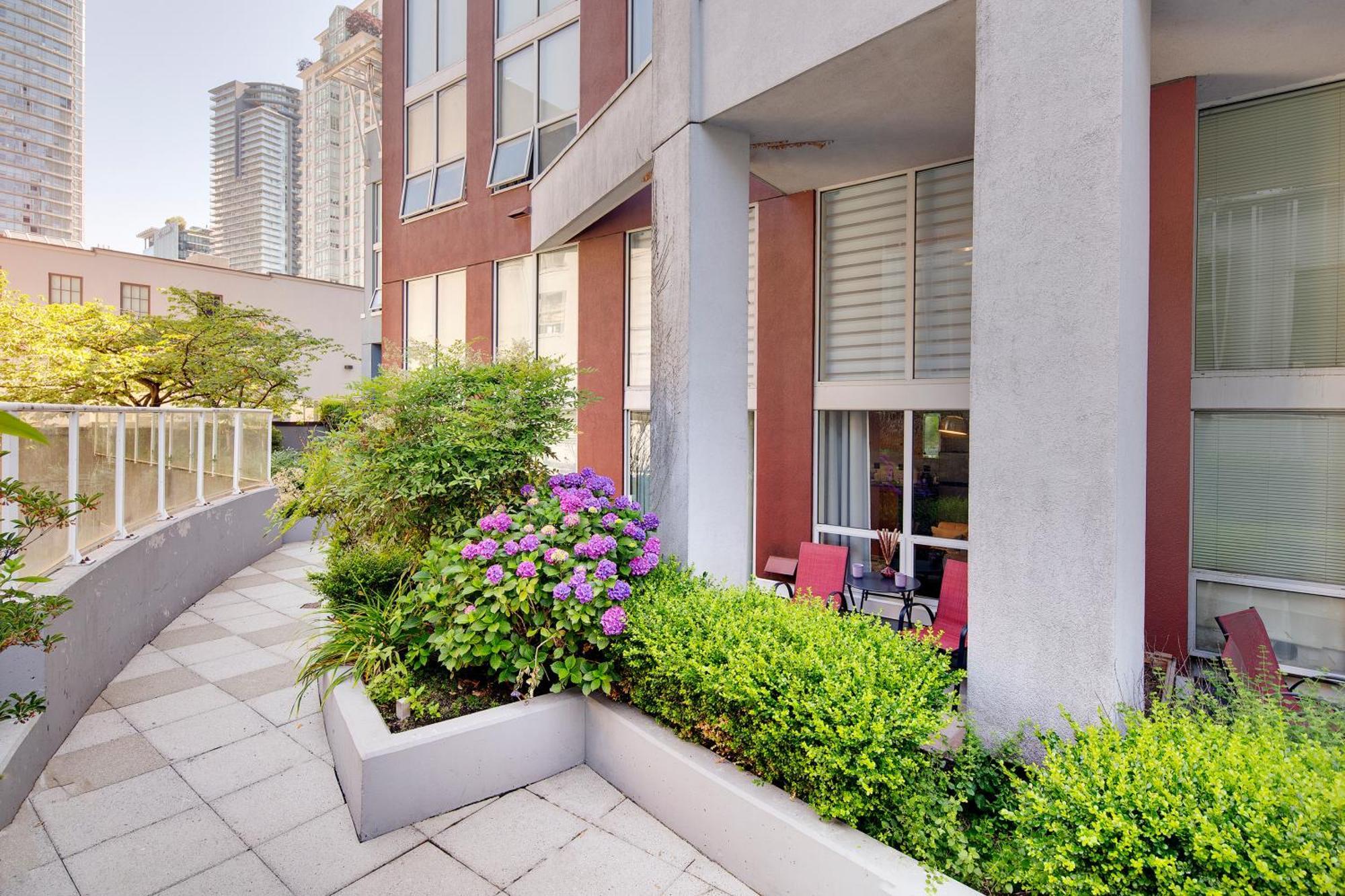 Apartment Stylish Two-story Loft With Rooftop Deck