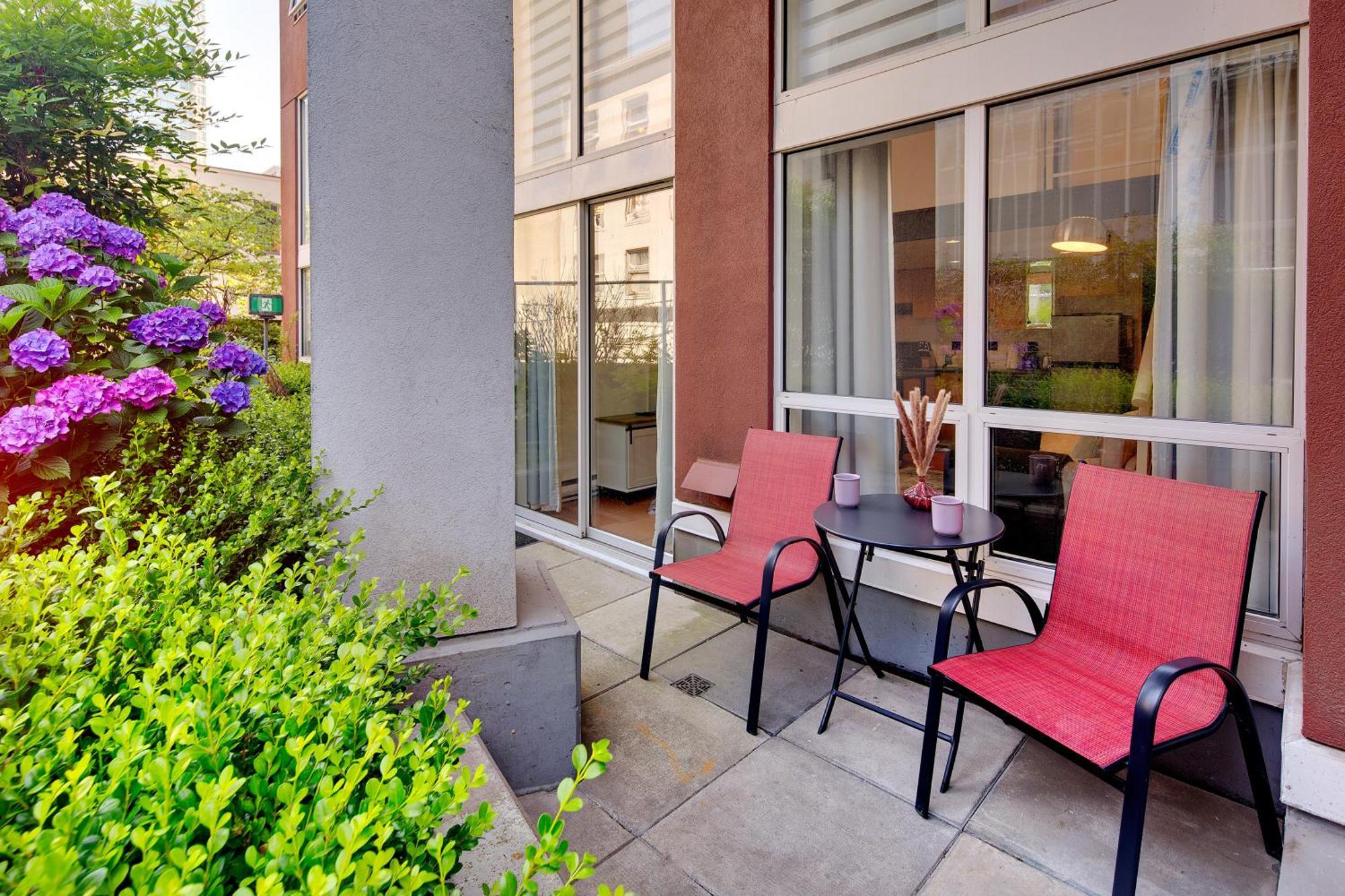 Stylish Two-story Loft With Rooftop Deck *