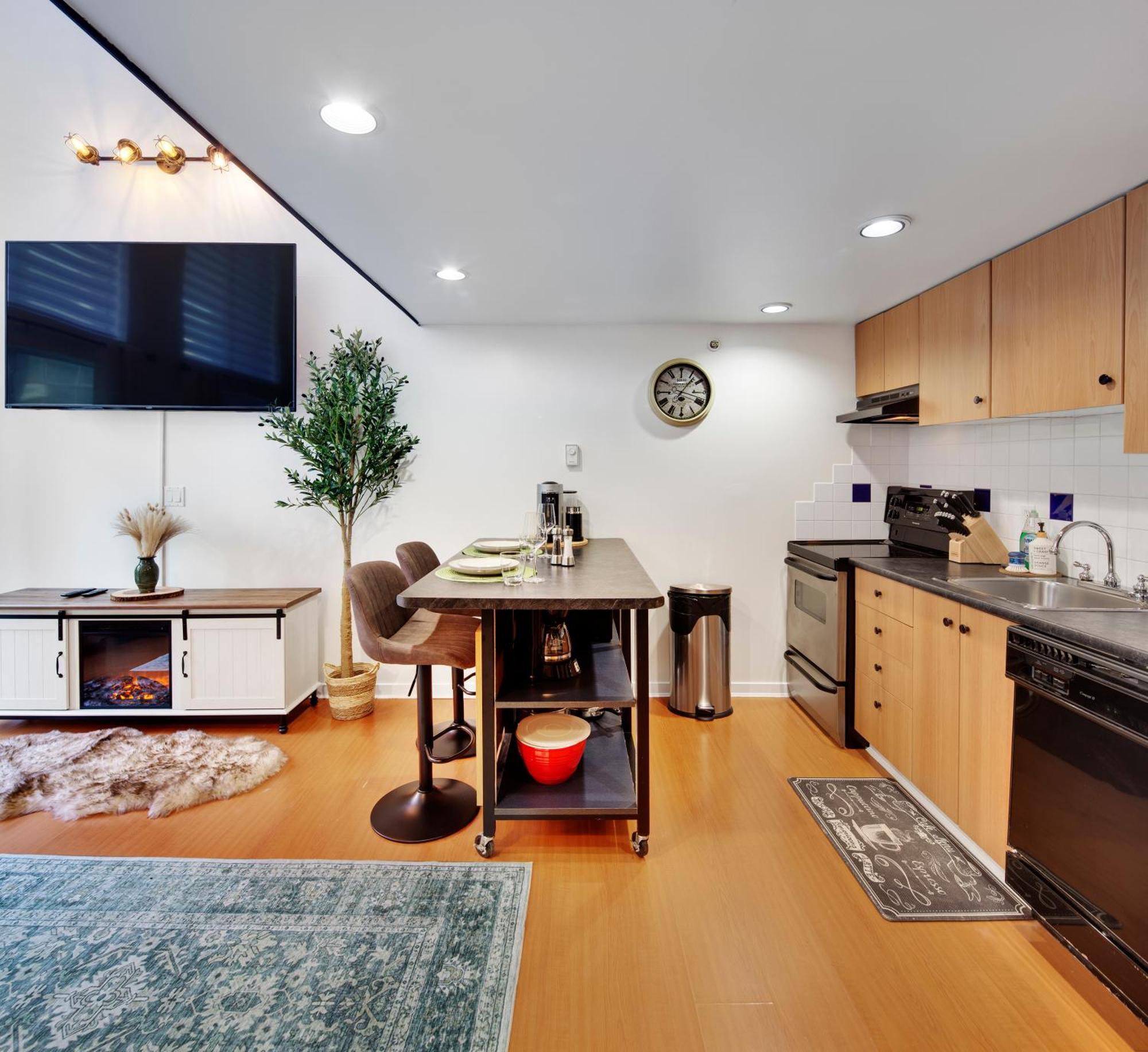 Stylish Two-story Loft With Rooftop Deck Apartment *