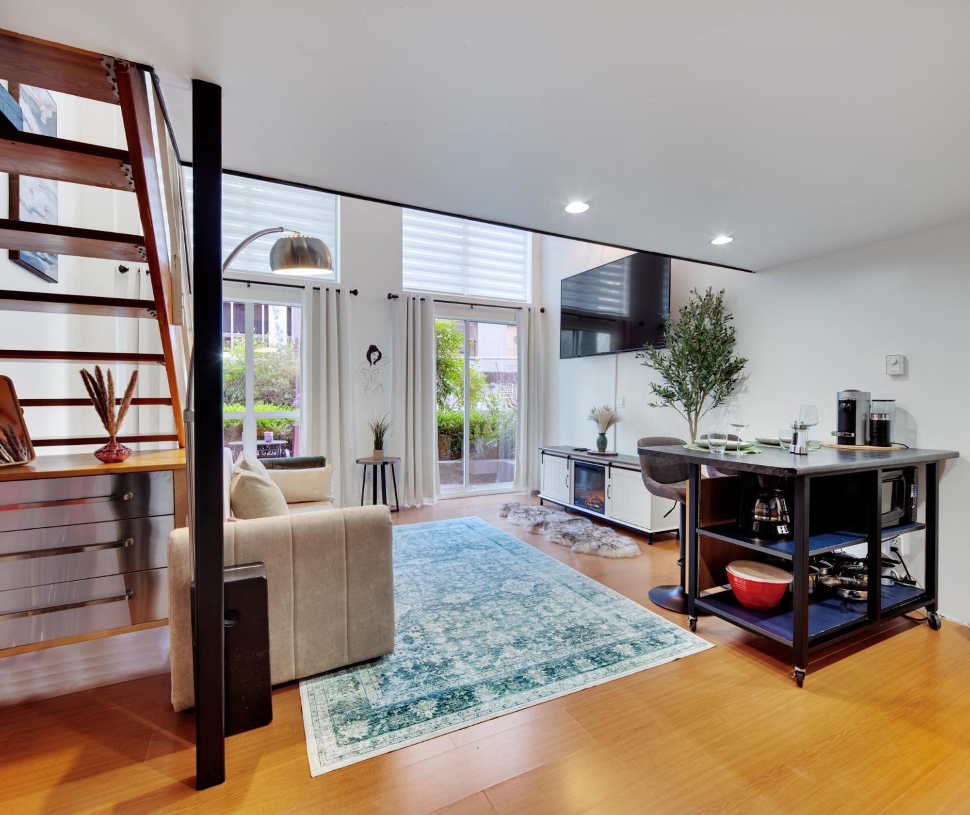 Apartment Stylish Two-story Loft With Rooftop Deck Vancouver