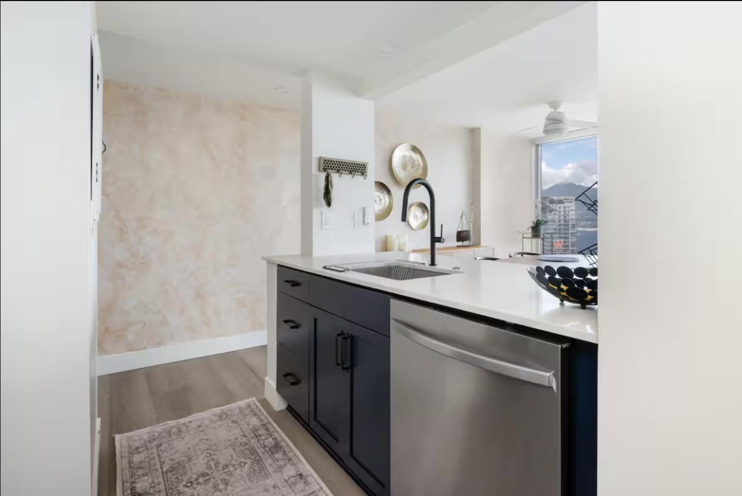 Luxury 2 Bed 2 Bath Downtown With Free Parking