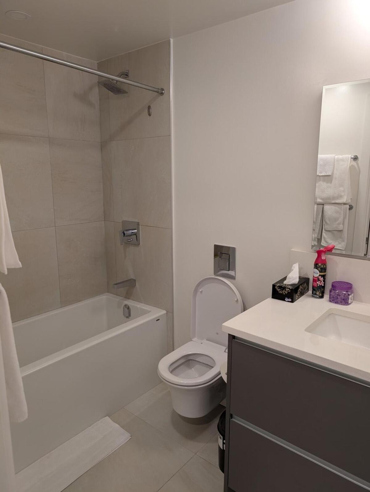 Modern 2 Bedroom With Ac In Olympic Village Apartment *