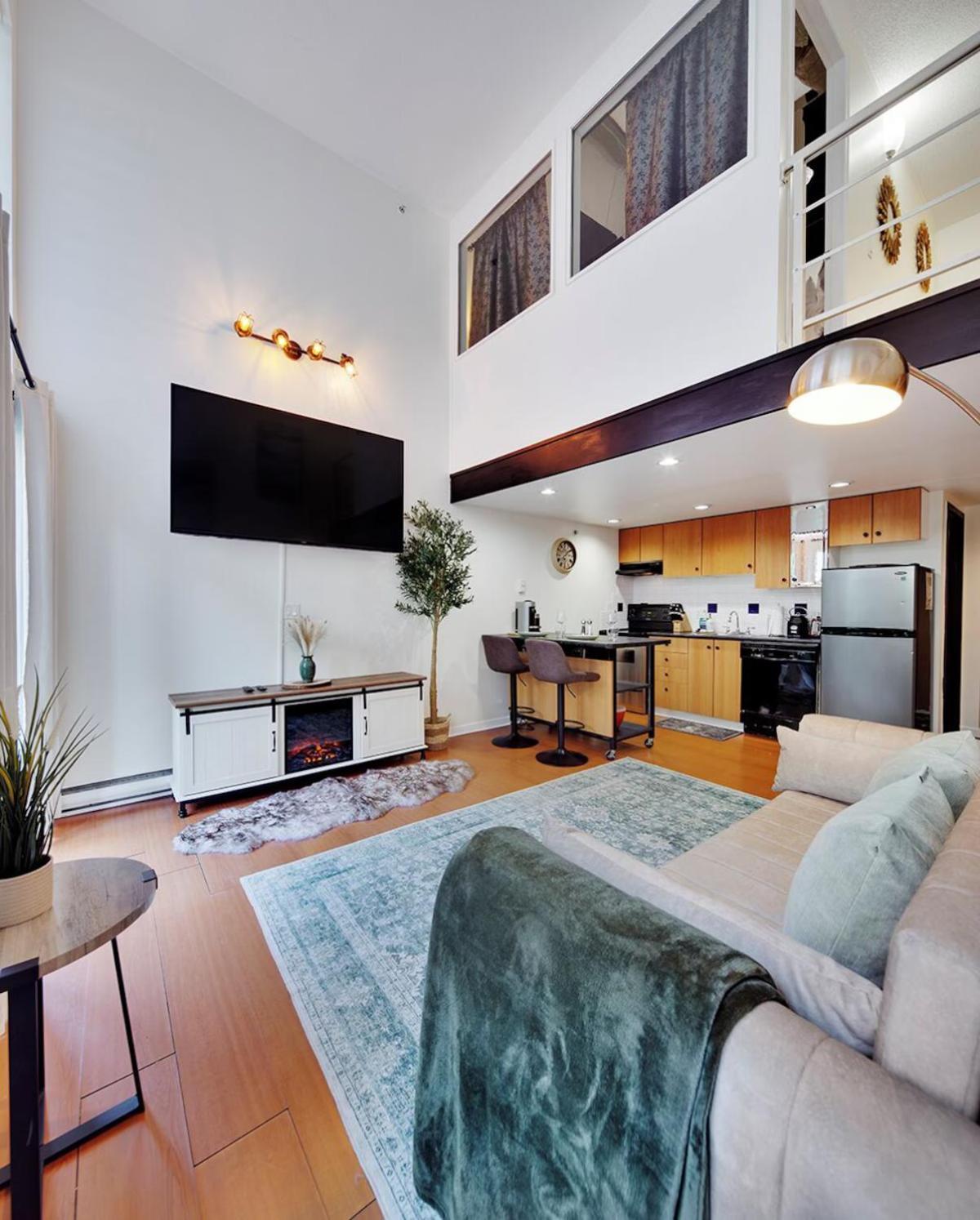 Stylish Two-story Loft With Rooftop Deck Vancouver