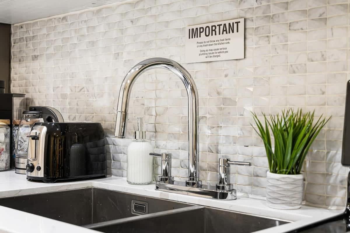 Stylish Near Restaurants & Amenities *